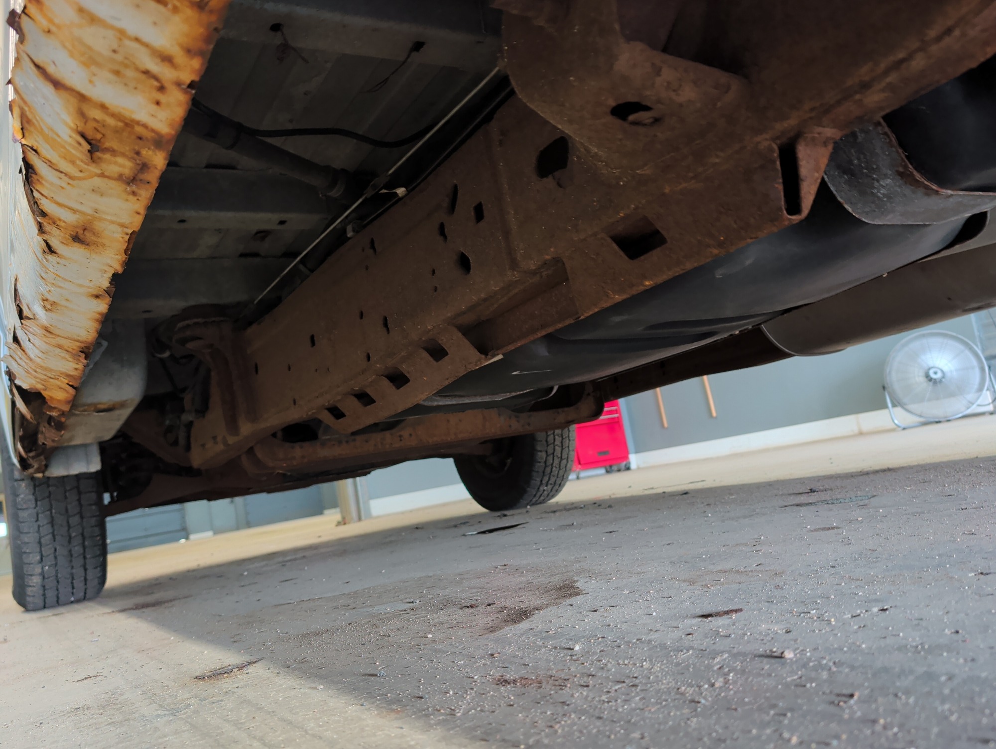 2007 chevrolet express 1500-cargo with 223985 miles for sale near elk-river, minnesota 106350_18_undercar_rear_drv.jpg