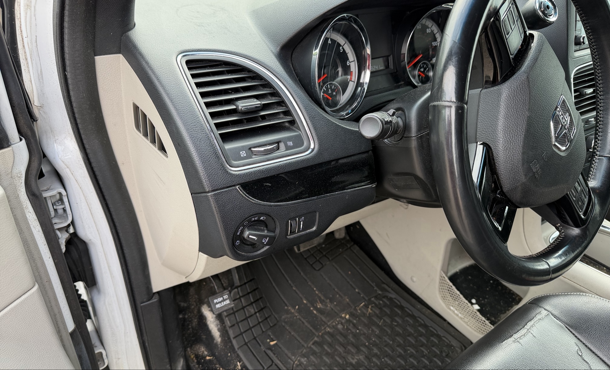 2017 dodge grand-caravan sxt with 258241 miles for sale near elk-river, minnesota 106353_37_left_of_steering_wheel.jpg