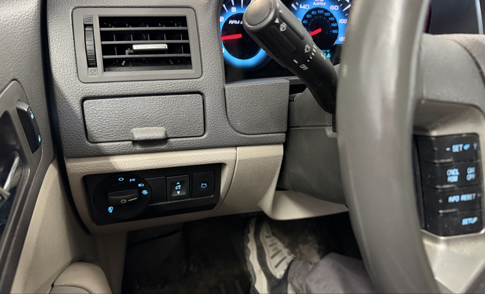 2012 ford fusion sel-awd with 208271 miles for sale near elk-river, minnesota 106354_37_left_of_steering_wheel.jpg