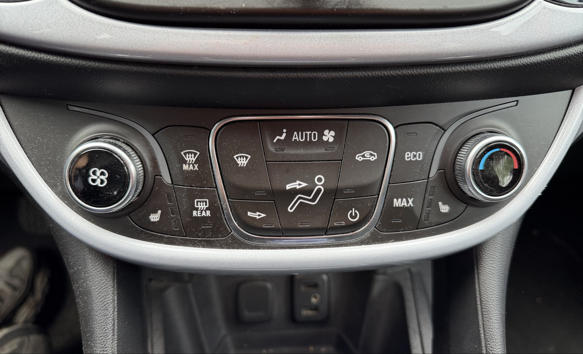2017 chevrolet volt hybrid with 144228 miles for sale near elk-river, minnesota 106355_40_climate_control.jpg