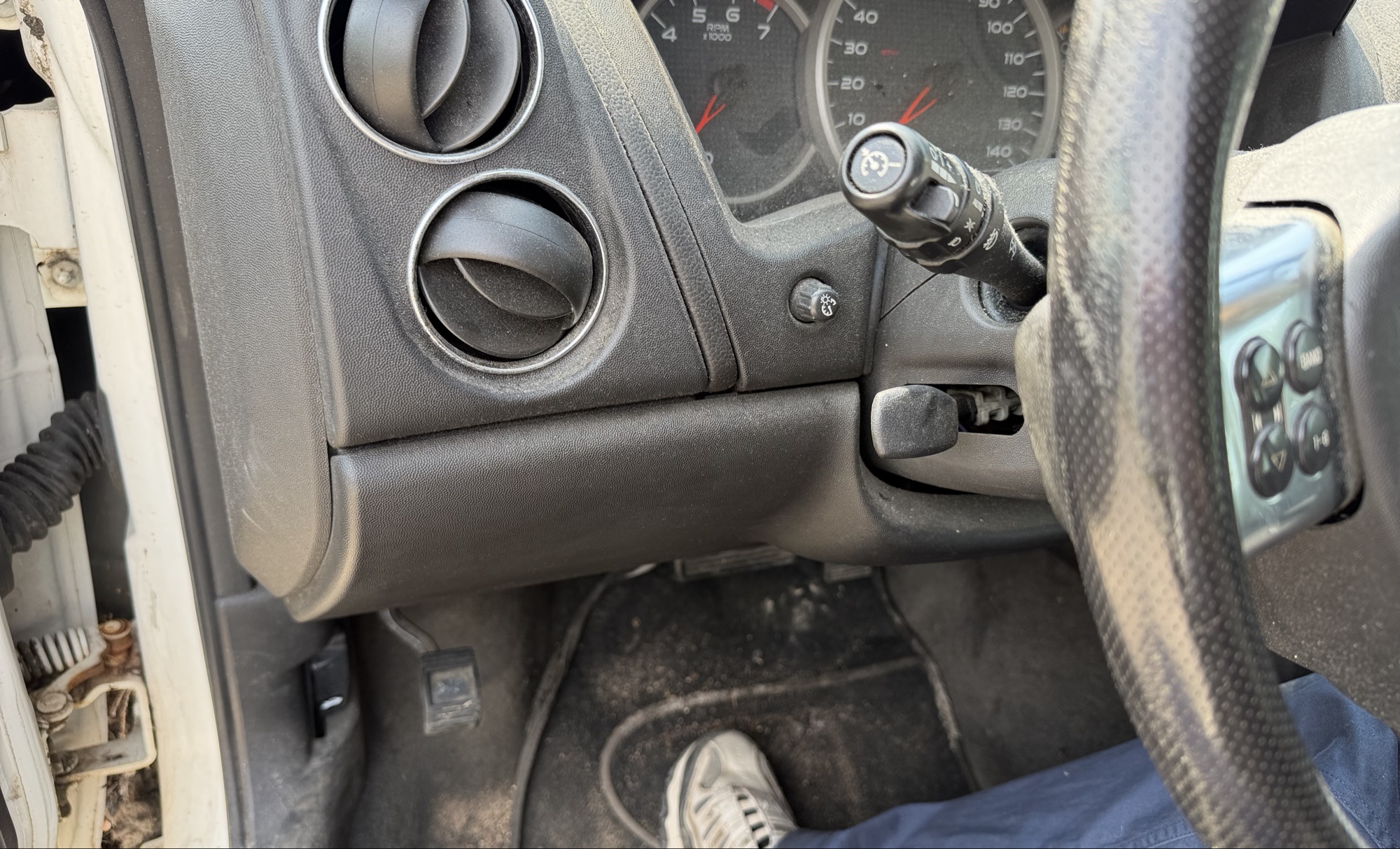 2008 pontiac grand-prix sedan with 118916 miles for sale near elk-river, minnesota 106356_37_left_of_steering_wheel.jpg