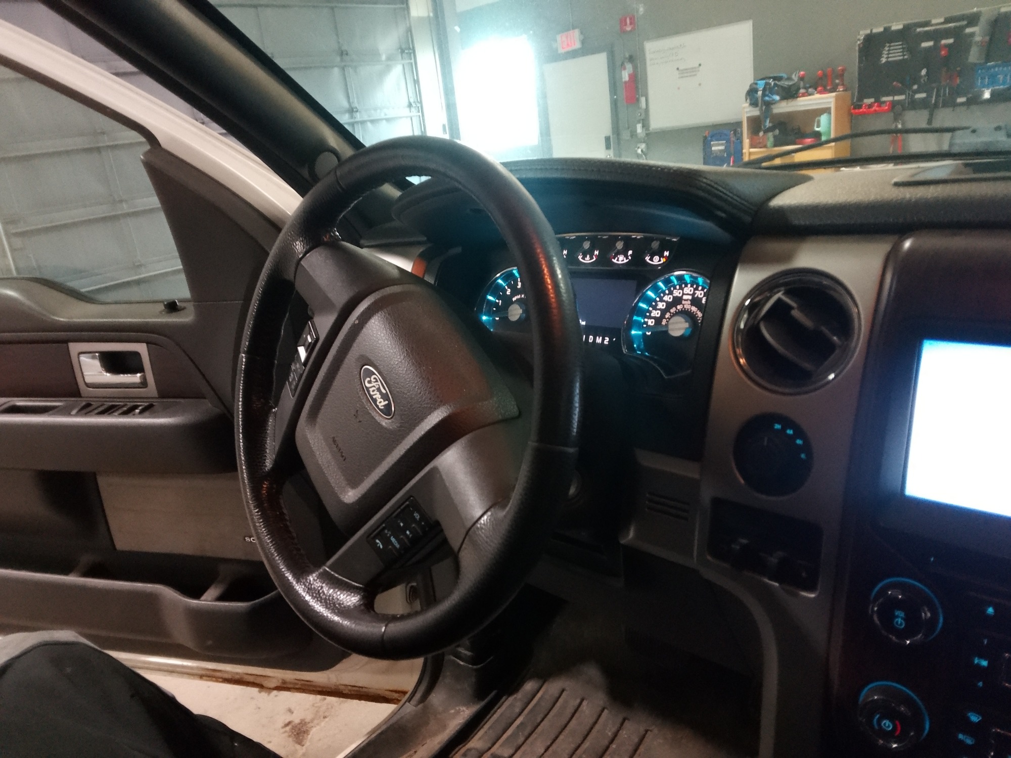 2013 ford f-150 fx4-supercrew-5.5-ft.-bed-4wd with 219754 miles for sale near elk-river, minnesota 106359_36_steering_wheel.jpg