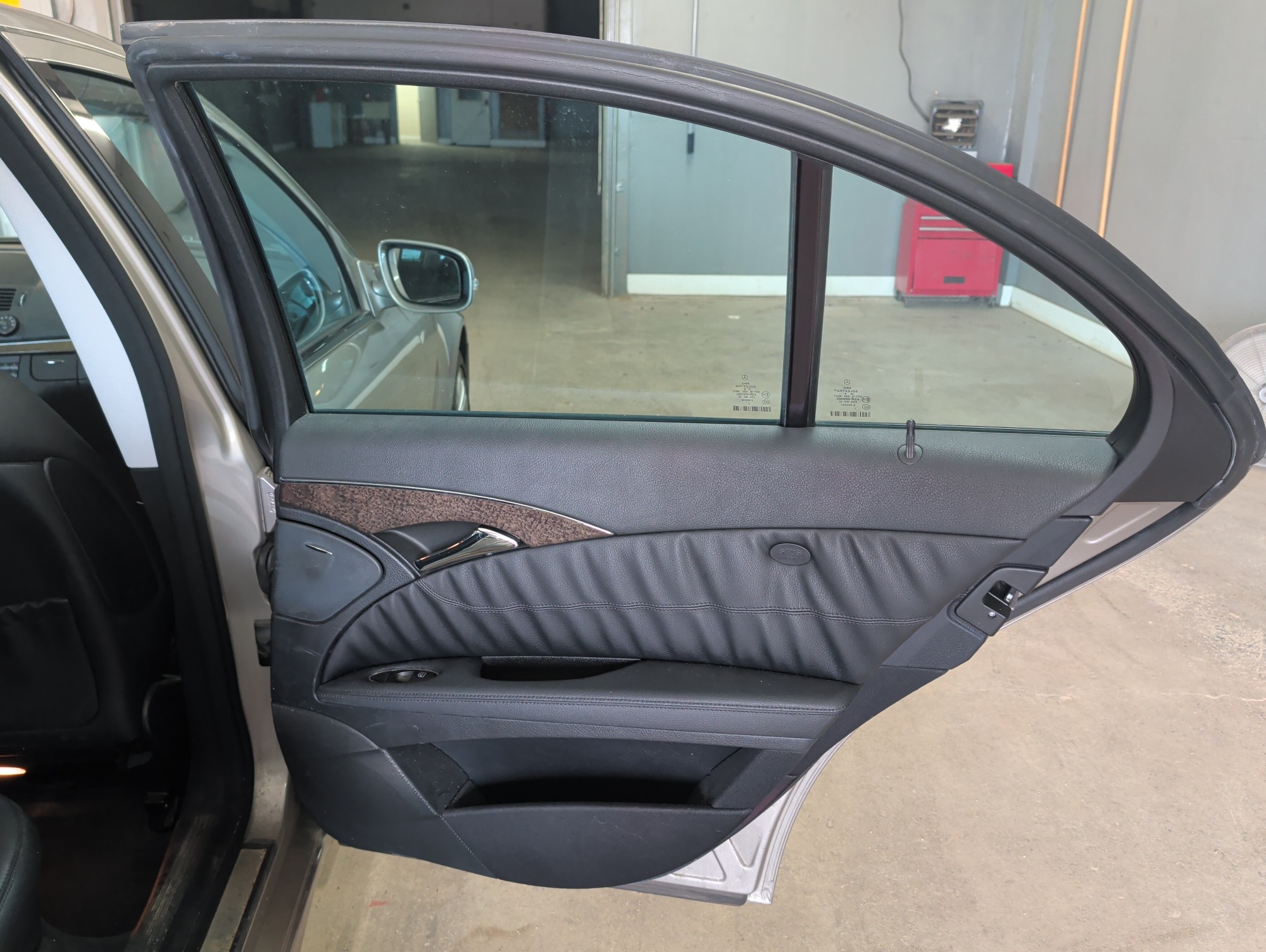 2008 mercedes-benz e-class e350-luxury with 81172 miles for sale near elk-river, minnesota 106365_30_pass_rear_door_panel.jpg