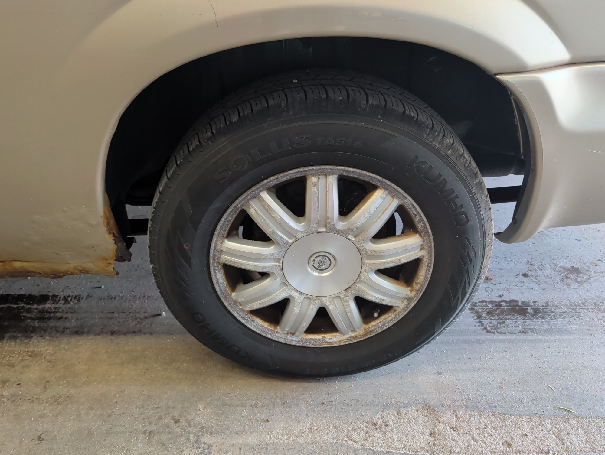 2006 chrysler town-and-country with 141109 miles for sale near elk-river, minnesota 106367_13_rear_drv_wheel.jpg
