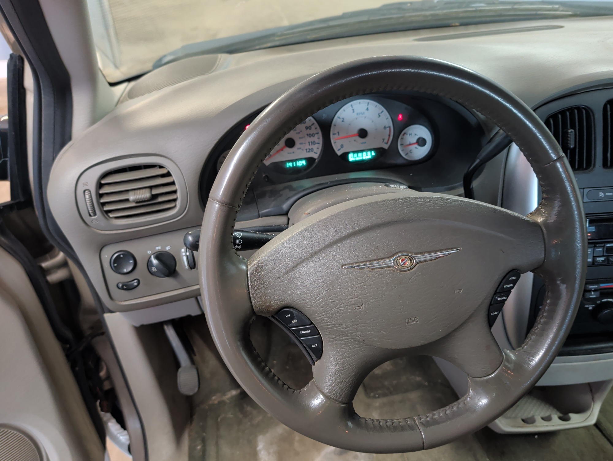 2006 chrysler town-and-country with 141109 miles for sale near elk-river, minnesota 106367_36_steering_wheel.jpg