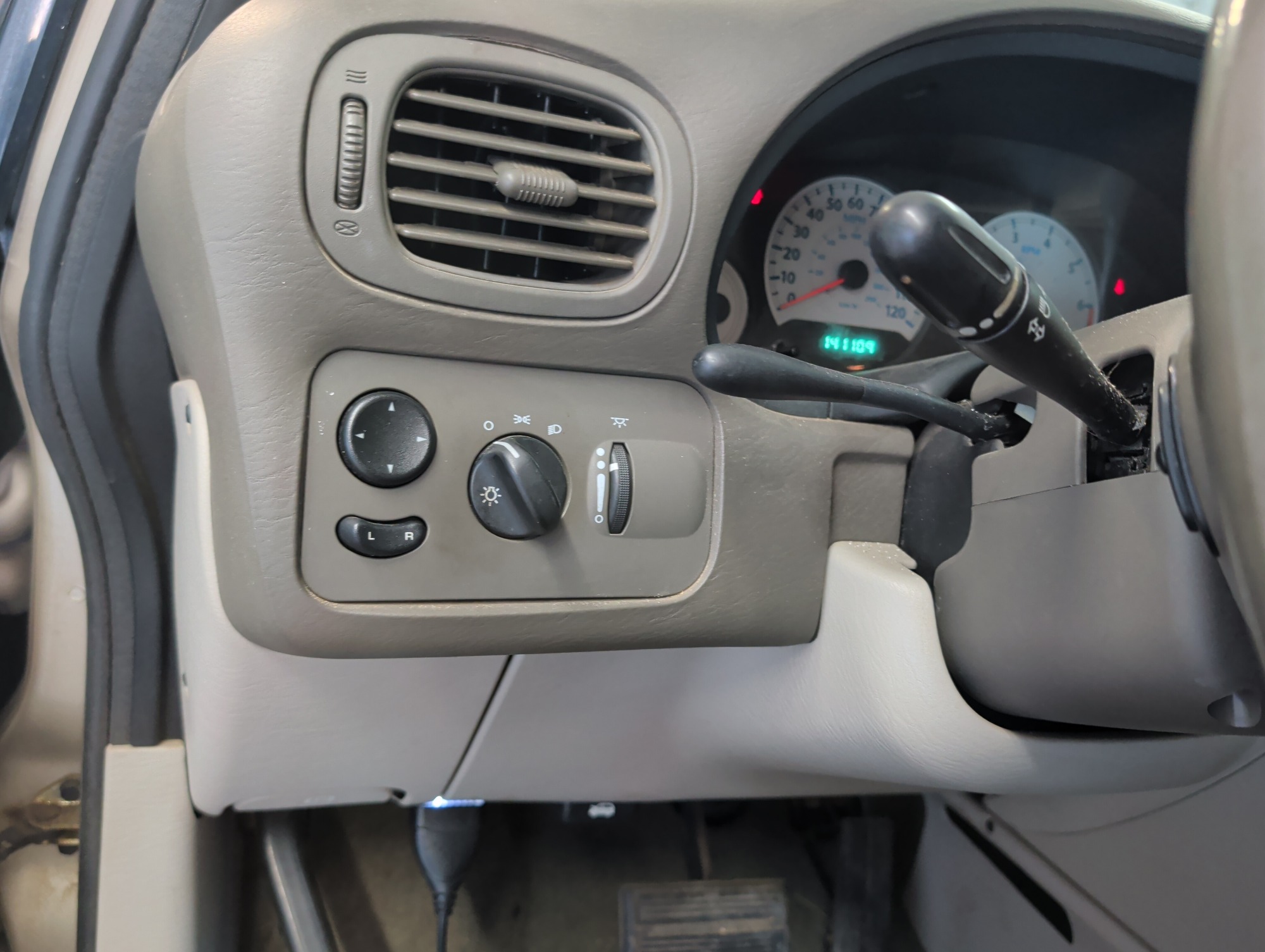 2006 chrysler town-and-country with 141109 miles for sale near elk-river, minnesota 106367_37_left_of_steering_wheel.jpg
