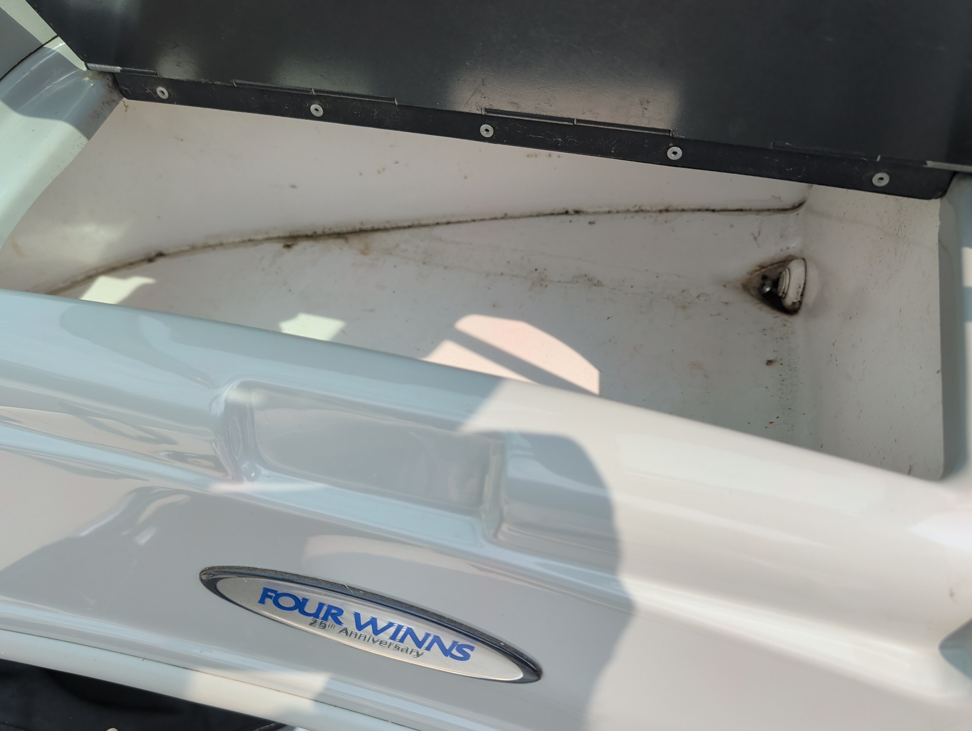 2000 four-winns 180-horizon for sale near elk-river, minnesota 106369_47_door_vin_sticker.jpg