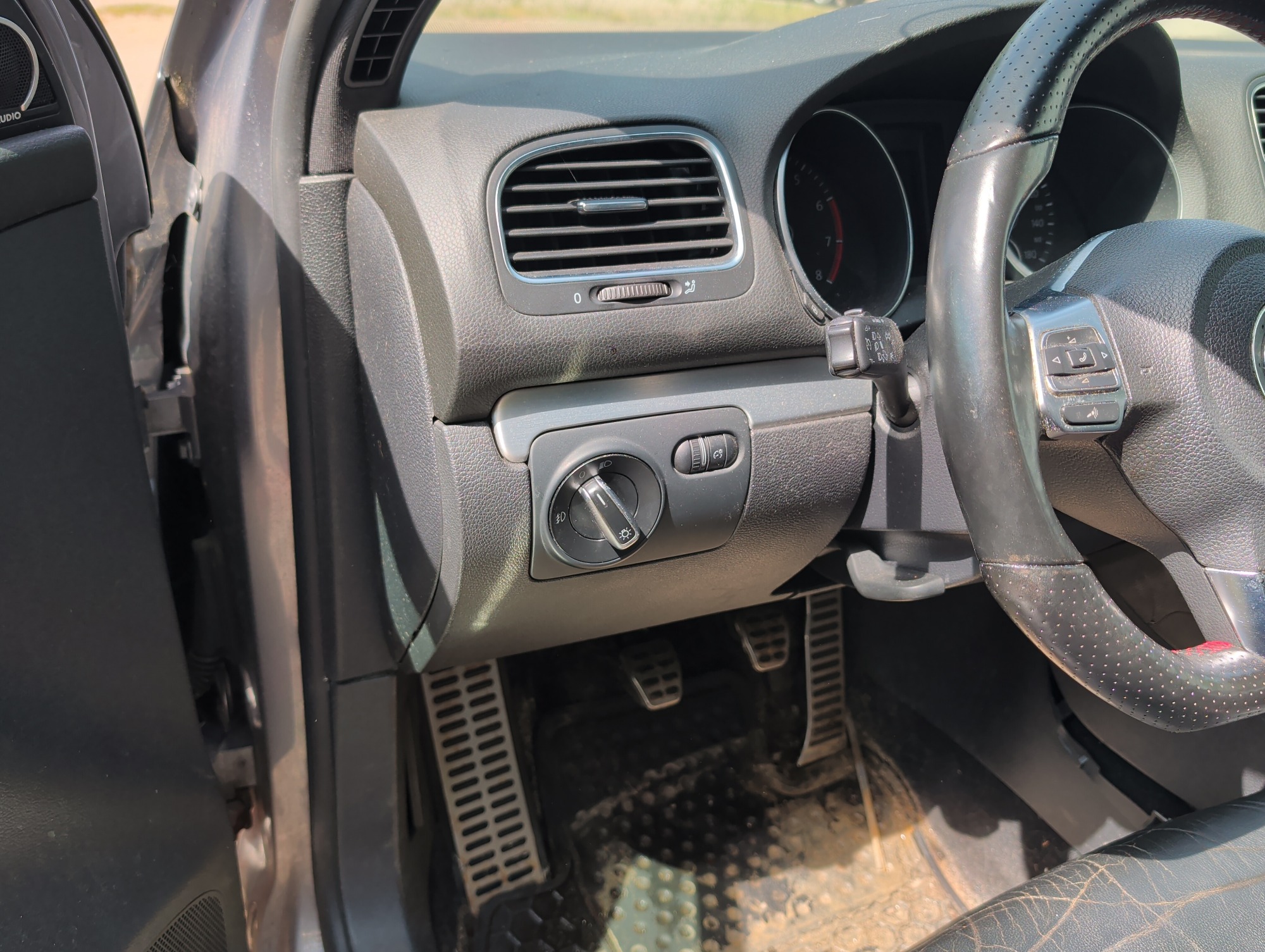 2012 volkswagen gti 4-door with 178454 miles for sale near elk-river, minnesota 106370_37_left_of_steering_wheel.jpg