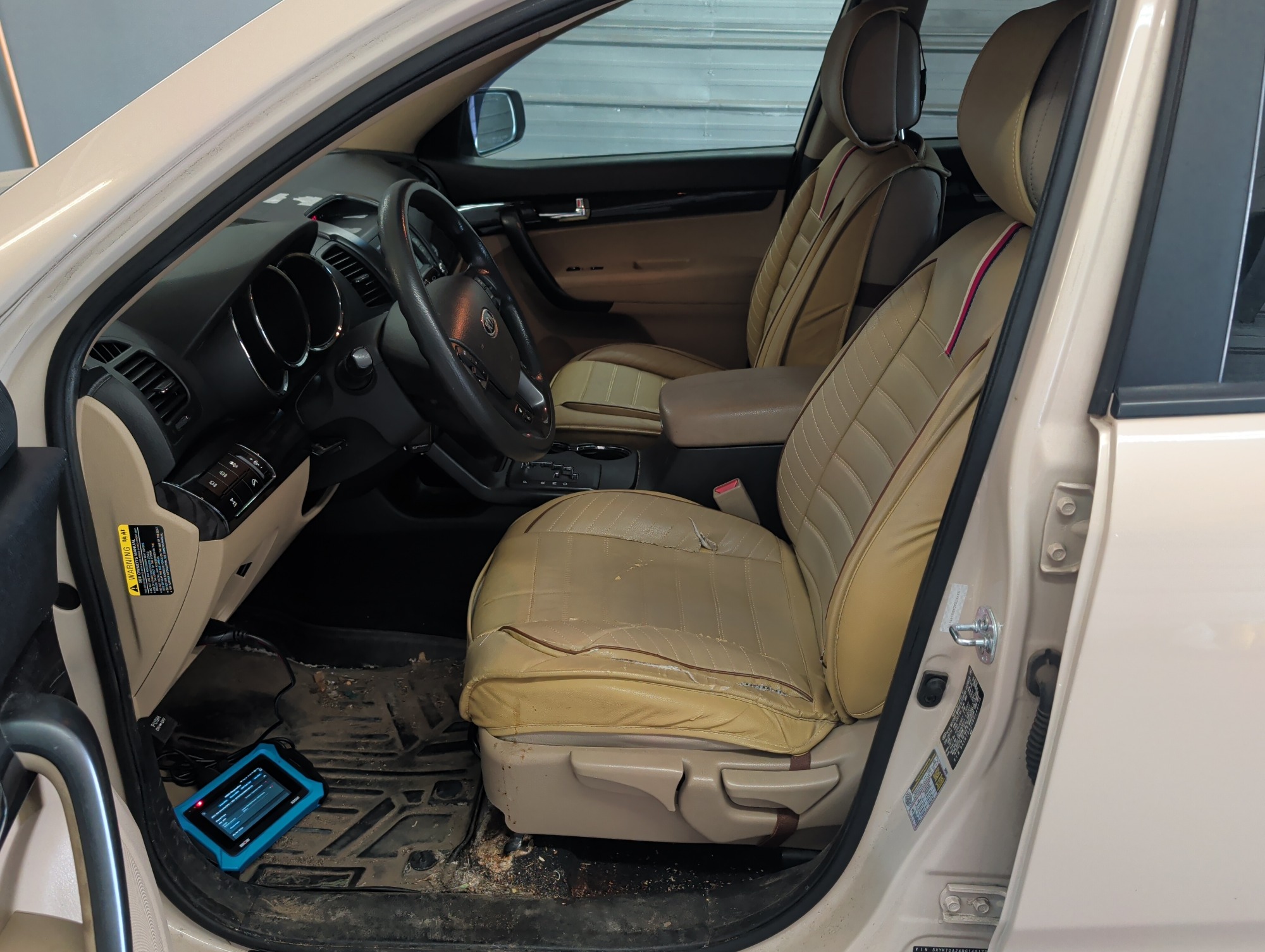2011 kia sorento lx-4wd with 201883 miles for sale near elk-river, minnesota 106372_22_driver_seat.jpg
