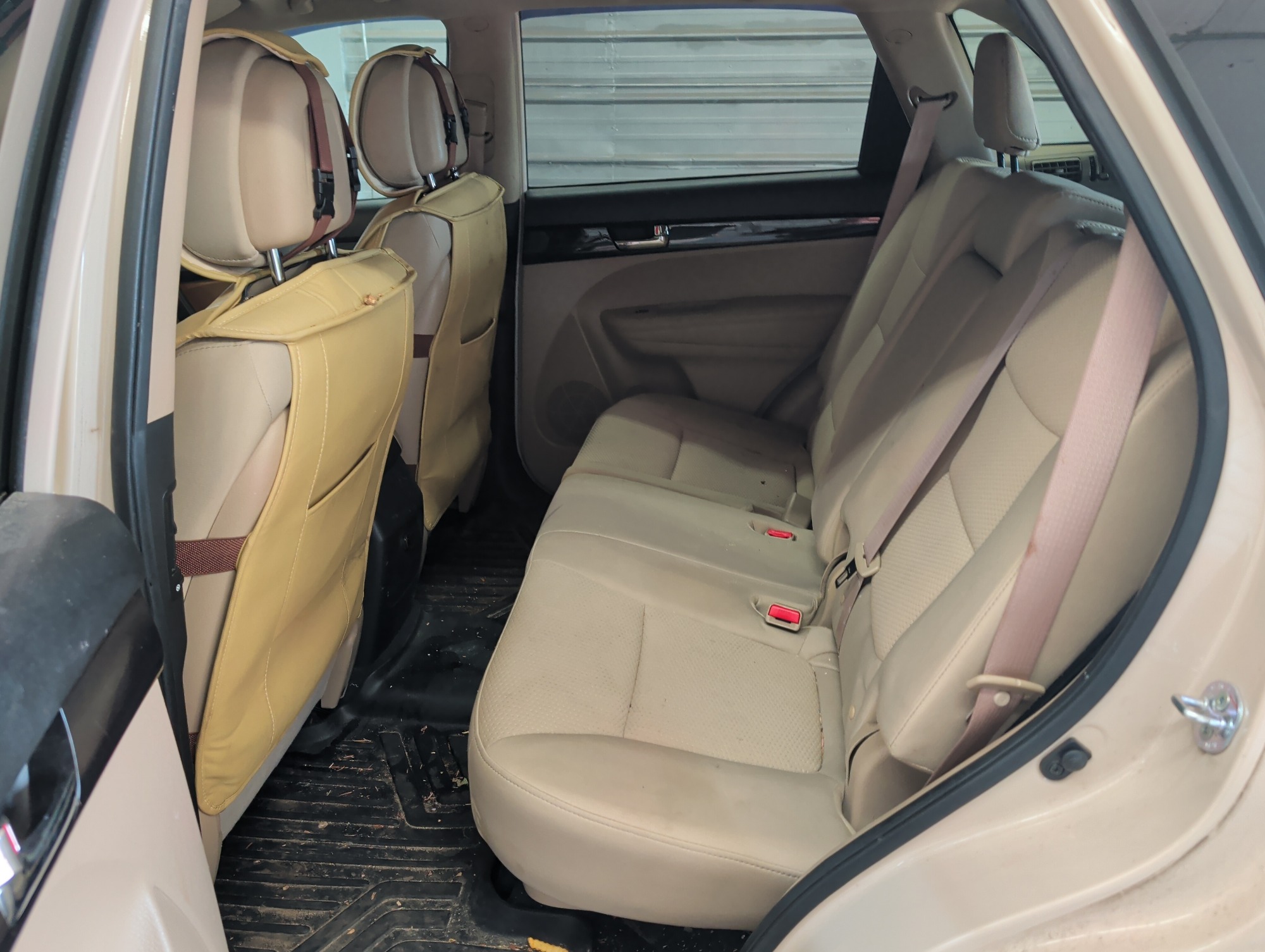 2011 kia sorento lx-4wd with 201883 miles for sale near elk-river, minnesota 106372_24_drv_rear_seat.jpg