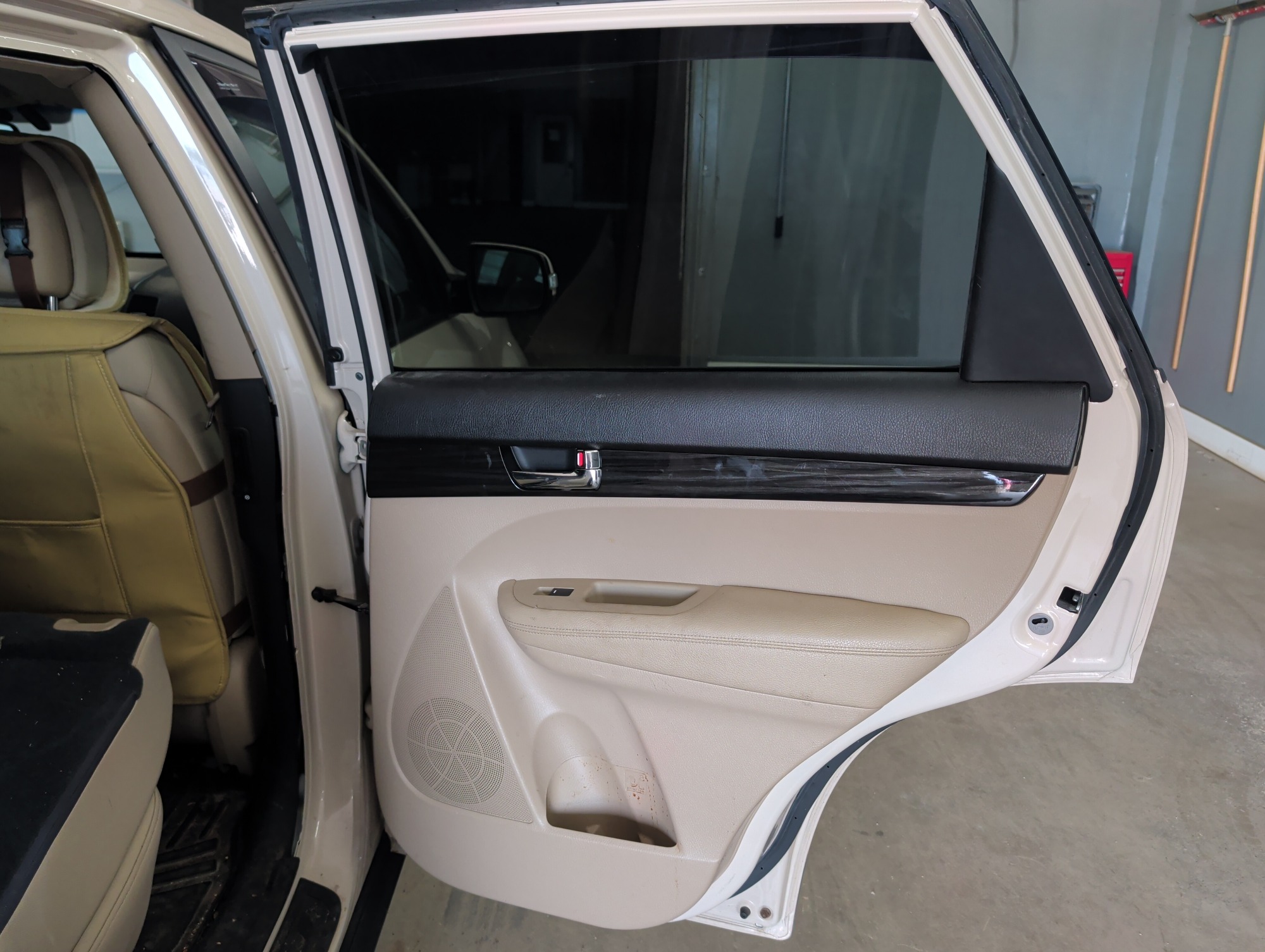 2011 kia sorento lx-4wd with 201883 miles for sale near elk-river, minnesota 106372_30_pass_rear_door_panel.jpg