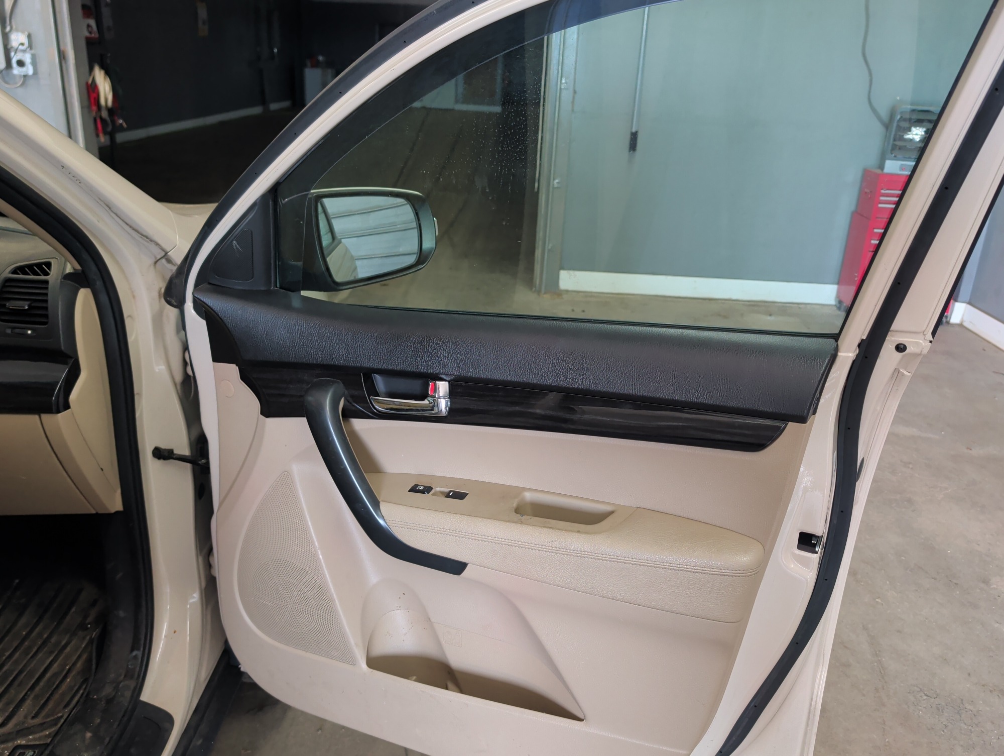 2011 kia sorento lx-4wd with 201883 miles for sale near elk-river, minnesota 106372_32_passenger_door_panel.jpg