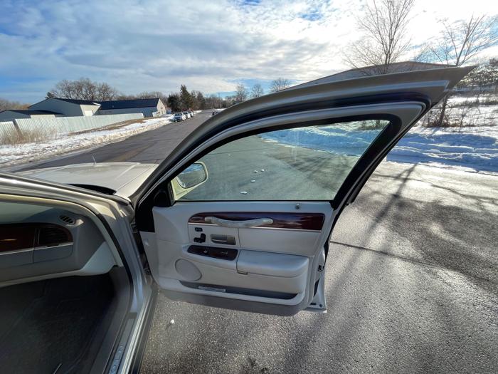 2003 lincoln town-car cartier with 147179 miles for sale near elk-river, minnesota 106373d71614450fbdeb78119648e125.jpeg