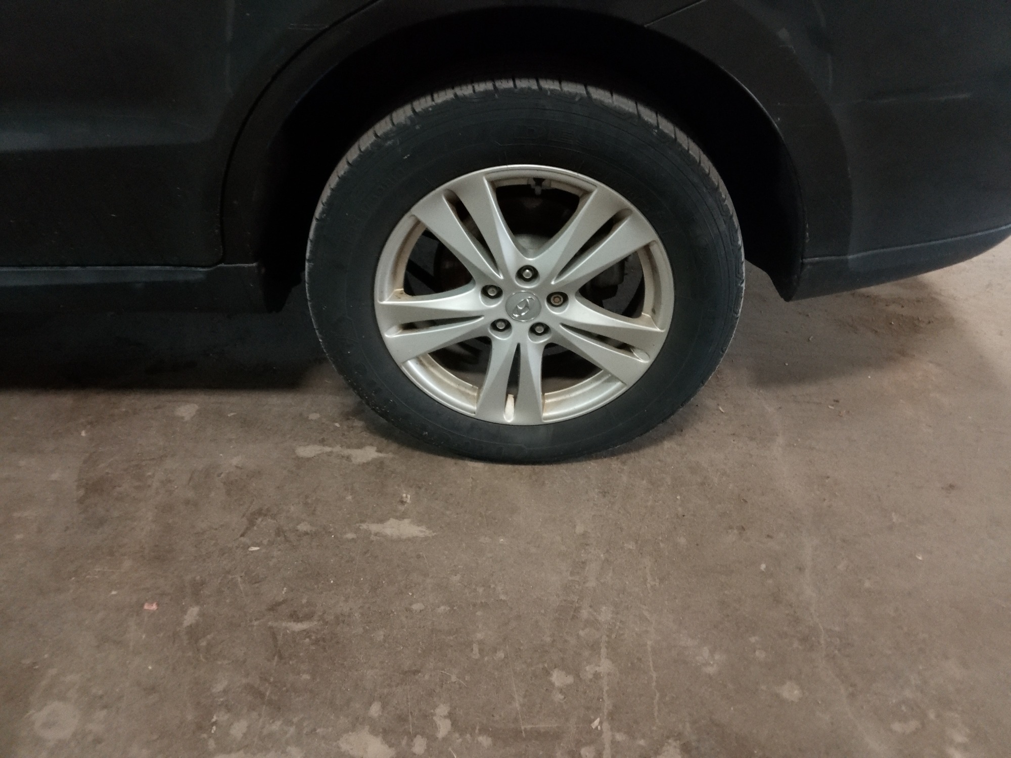2010 hyundai santa-fe gls-2.4-awd with 186237 miles for sale near elk-river, minnesota 106386_13_rear_drv_wheel.jpg