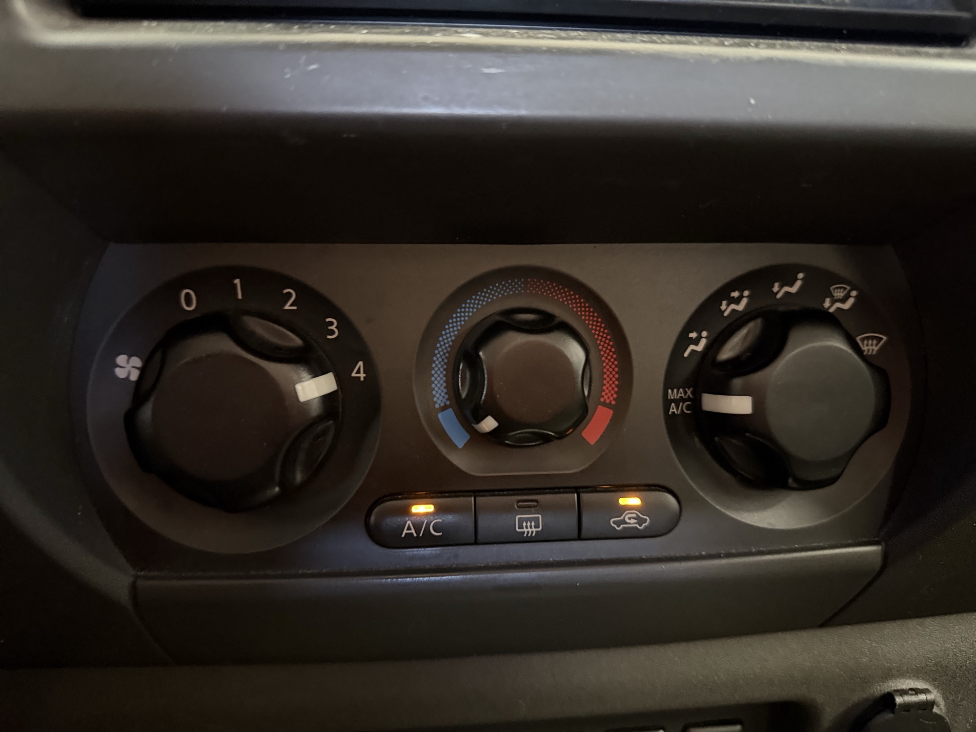2005 nissan xterra or-2wd with 233878 miles for sale near elk-river, minnesota 106387_40_climate_control.jpg
