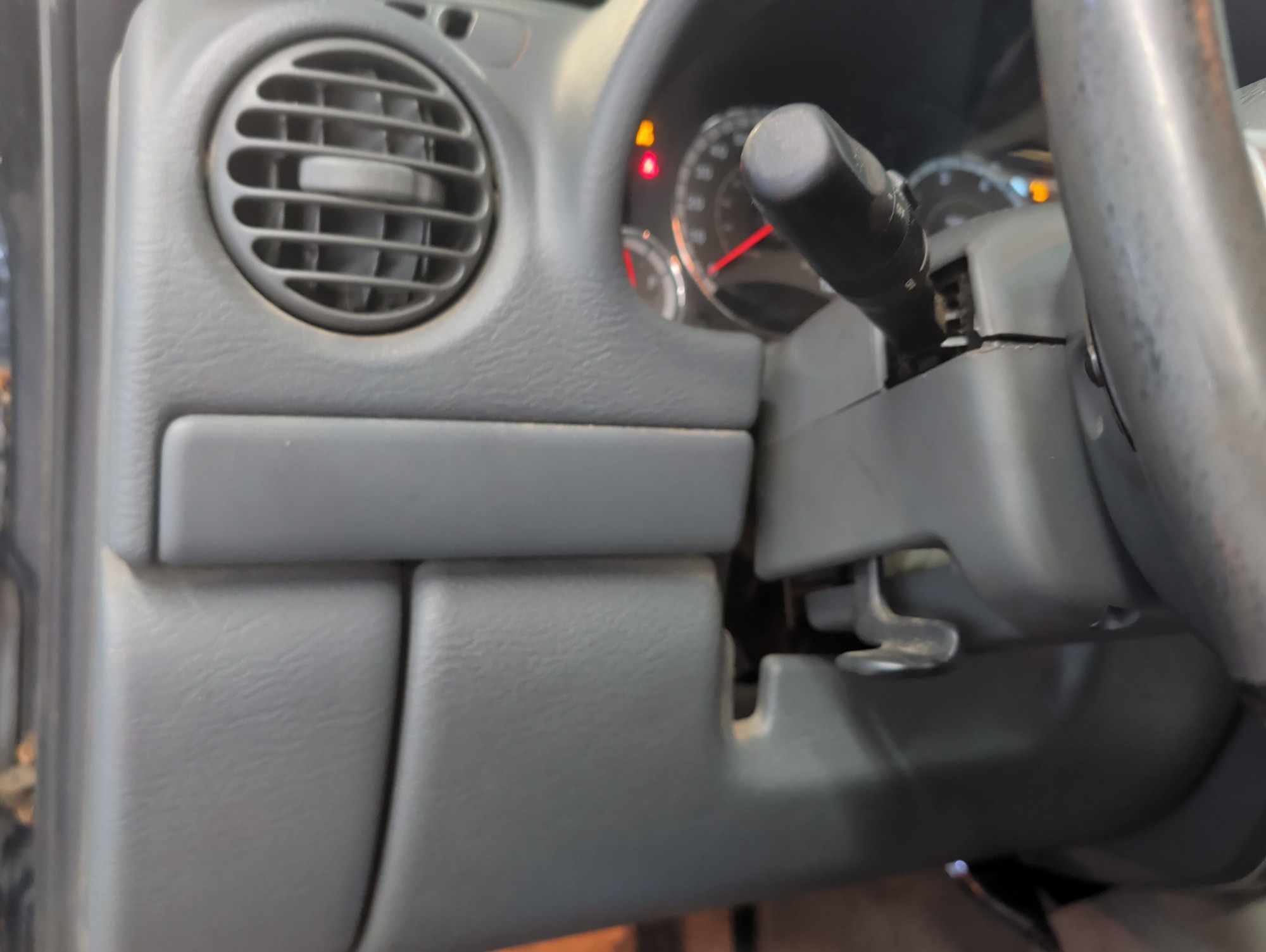 2007 jeep liberty limited-4wd with 169092 miles for sale near elk-river, minnesota 106389_37_left_of_steering_wheel.jpg