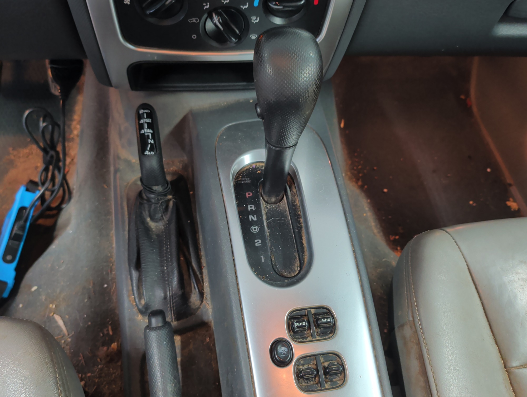 2007 jeep liberty limited-4wd with 169092 miles for sale near elk-river, minnesota 106389_41_shifter.jpg