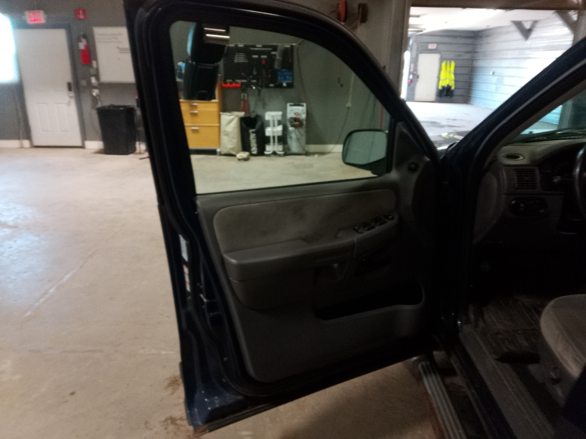 2005 ford explorer xlt-4.6l-4wd with 245386 miles for sale near elk-river, minnesota 106390_23_driver_door_panel.jpg