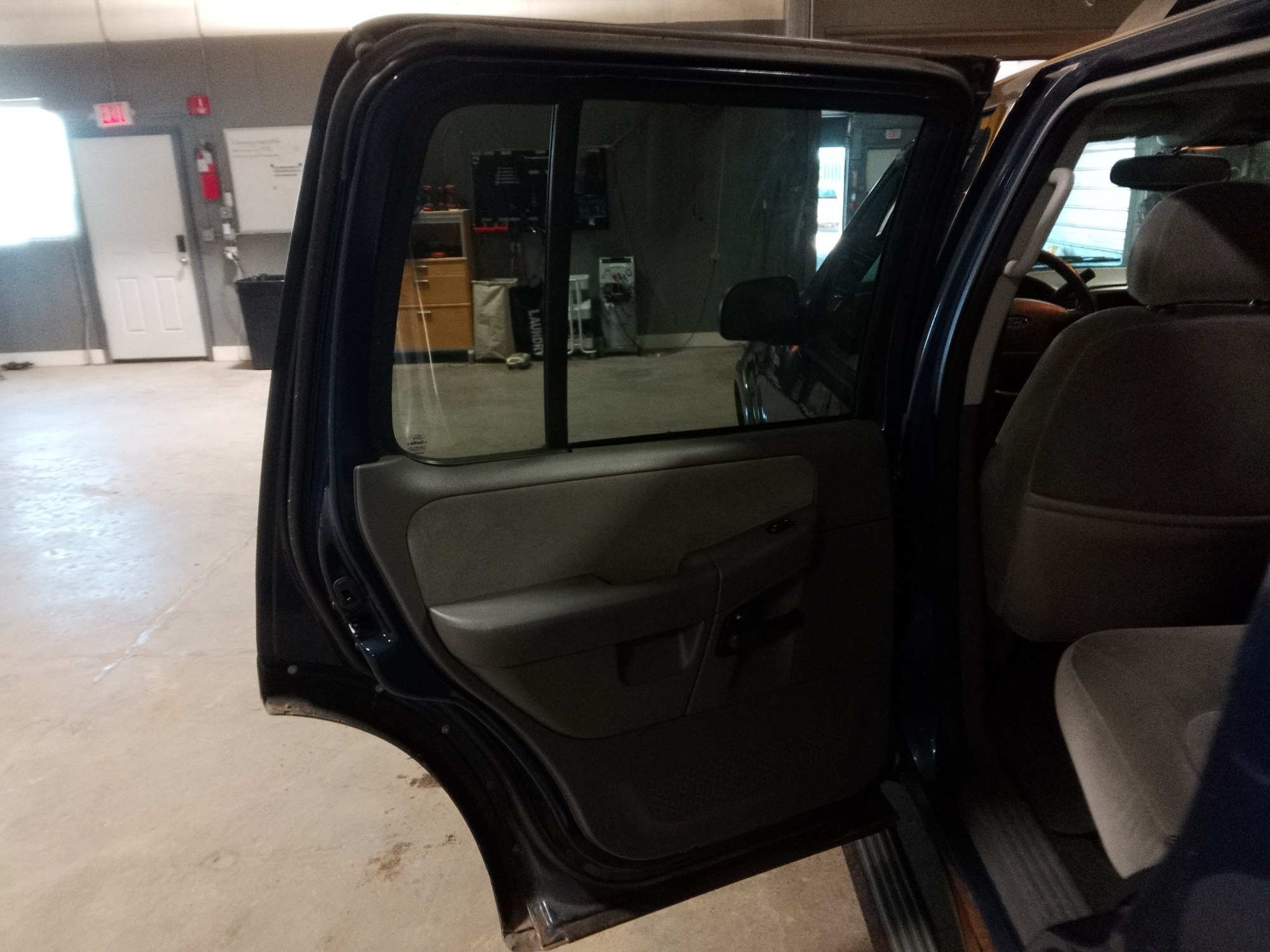 2005 ford explorer xlt-4.6l-4wd with 245386 miles for sale near elk-river, minnesota 106390_25_drv_rear_door_panel.jpg