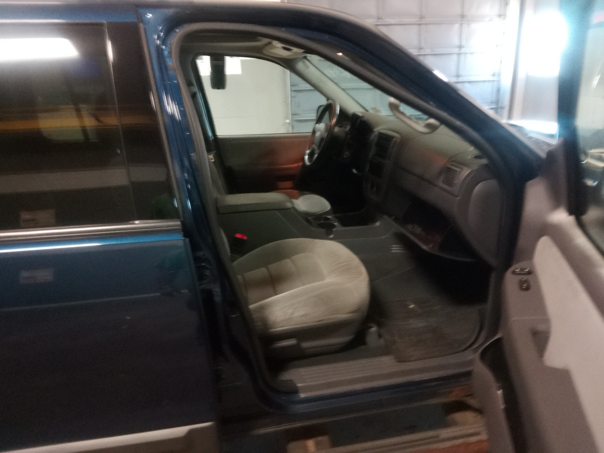 2005 ford explorer xlt-4.6l-4wd with 245386 miles for sale near elk-river, minnesota 106390_31_passenger_seat.jpg