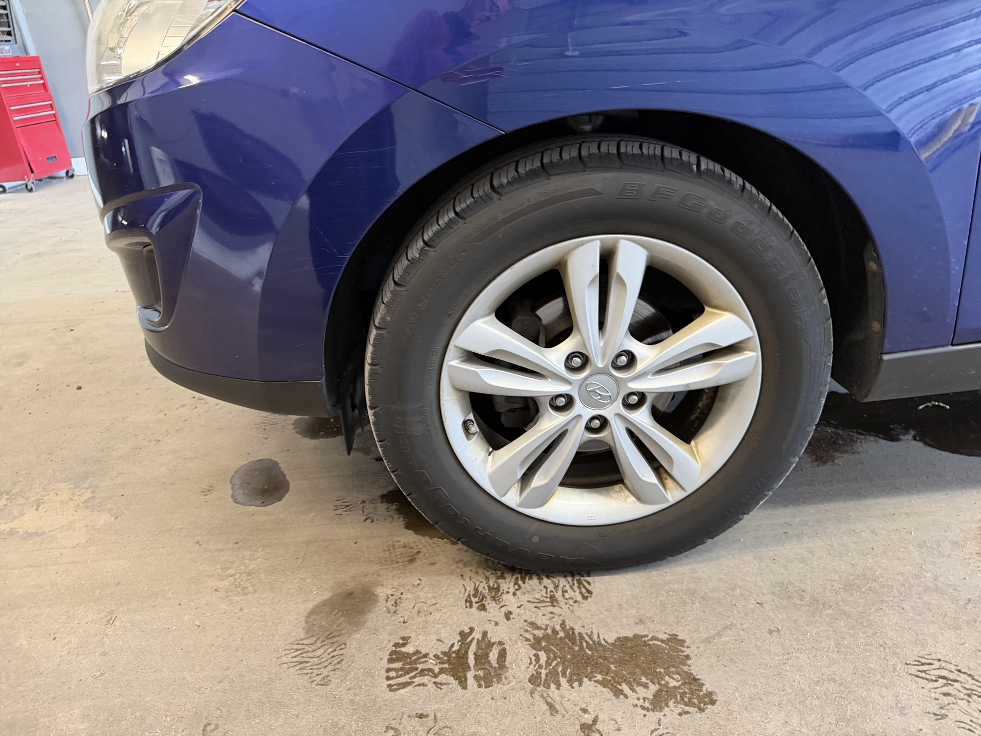 2010 hyundai tucson limited-2wd with 229317 miles for sale near elk-river, minnesota 106392_12_drv_front_wheel.jpg