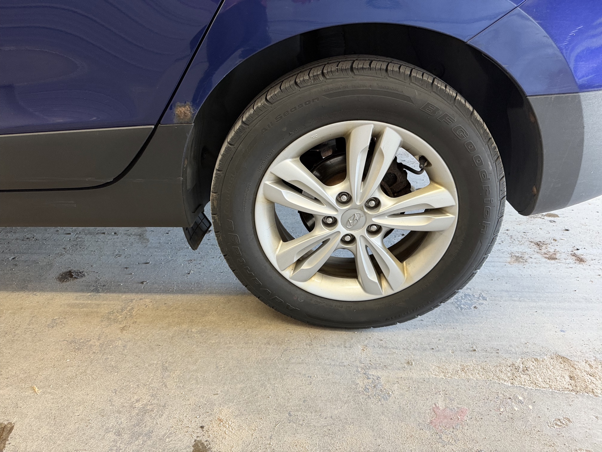 2010 hyundai tucson limited-2wd with 229317 miles for sale near elk-river, minnesota 106392_13_rear_drv_wheel.jpg