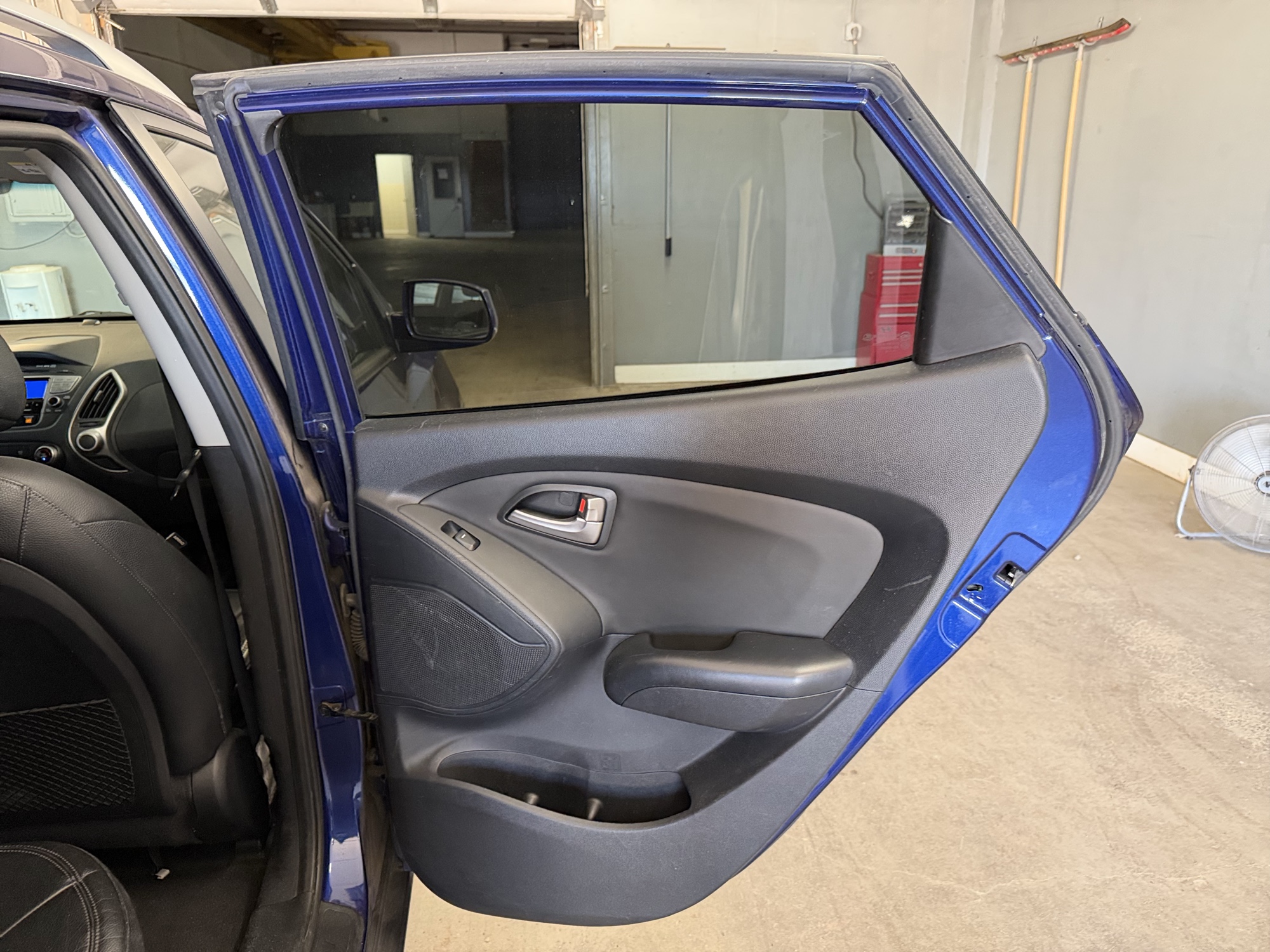 2010 hyundai tucson limited-2wd with 229317 miles for sale near elk-river, minnesota 106392_30_pass_rear_door_panel.jpg
