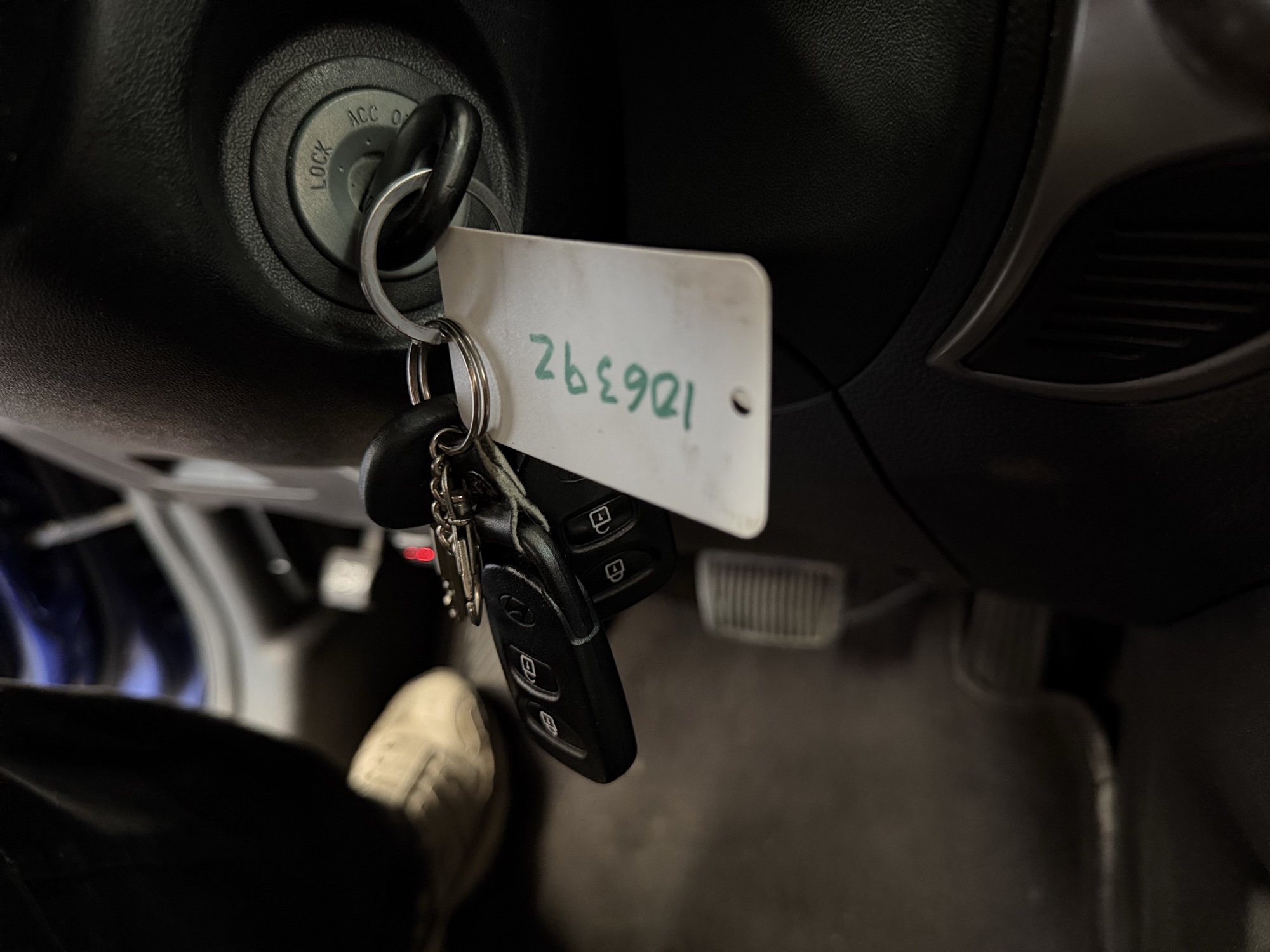 2010 hyundai tucson limited-2wd with 229317 miles for sale near elk-river, minnesota 106392_51_keys.jpg
