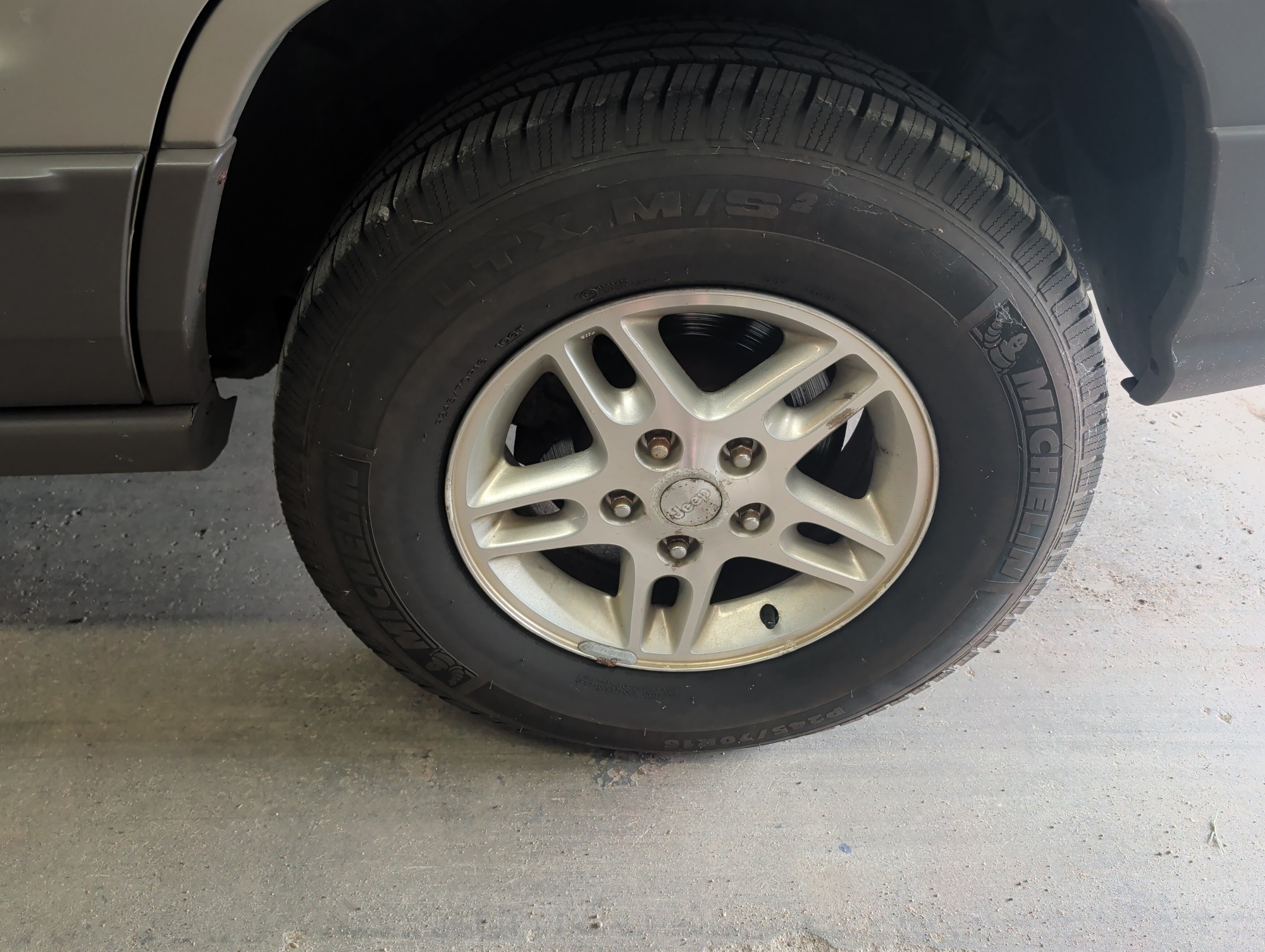 2003 jeep grand-cherokee laredo-4wd with 126243 miles for sale near elk-river, minnesota 106393_13_rear_drv_wheel.jpg