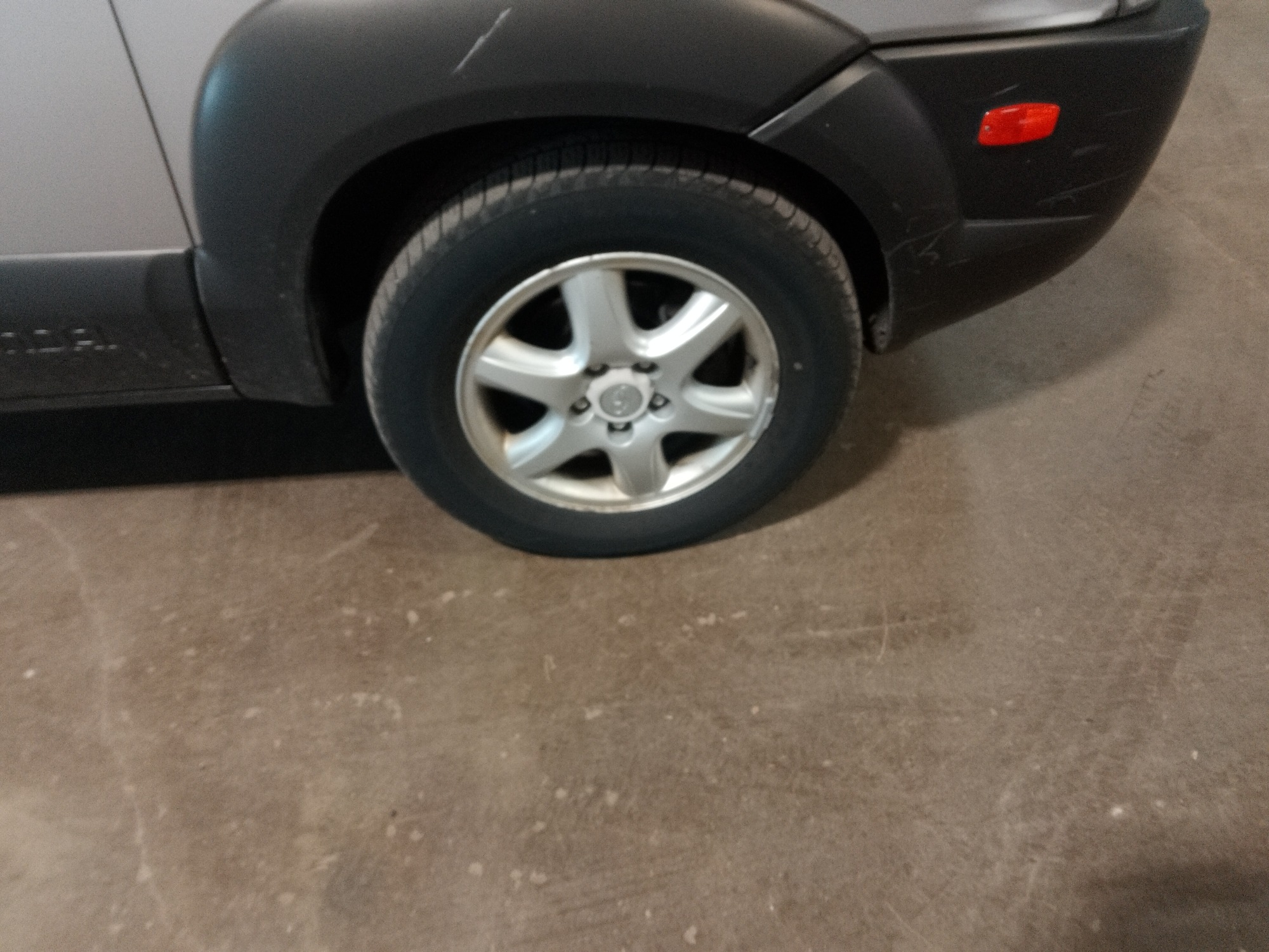 2005 hyundai tucson gls-2.7-4wd with 199158 miles for sale near elk-river, minnesota 106395_15_front_pass_wheel.jpg