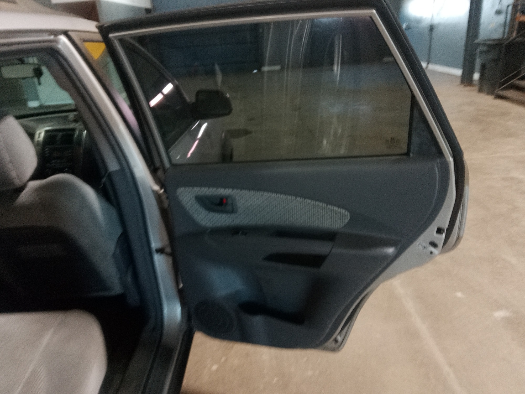 2005 hyundai tucson gls-2.7-4wd with 199158 miles for sale near elk-river, minnesota 106395_30_pass_rear_door_panel.jpg