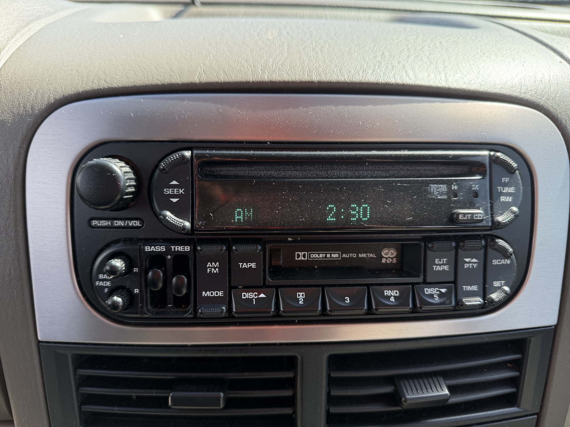 2004 jeep grand-cherokee laredo-2wd with 138807 miles for sale near elk-river, minnesota 106397_39_radio_closeup.jpg