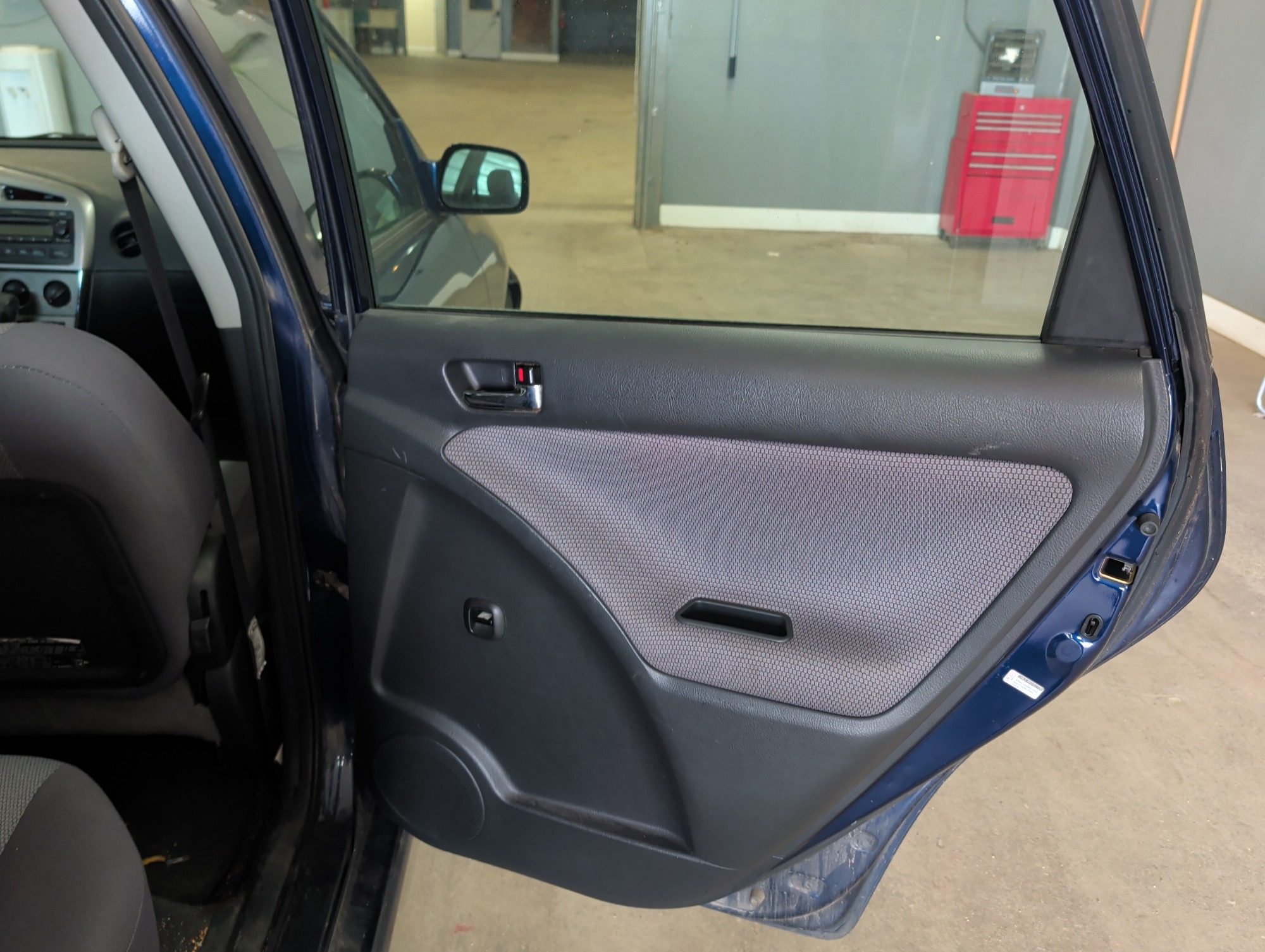 2005 toyota matrix xr-2wd with 144833 miles for sale near elk-river, minnesota 106398_30_pass_rear_door_panel.jpg