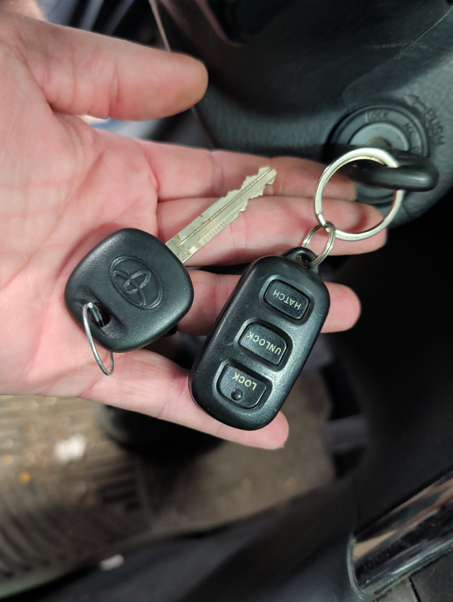 2005 toyota matrix xr-2wd with 144833 miles for sale near elk-river, minnesota 106398_51_keys.jpg