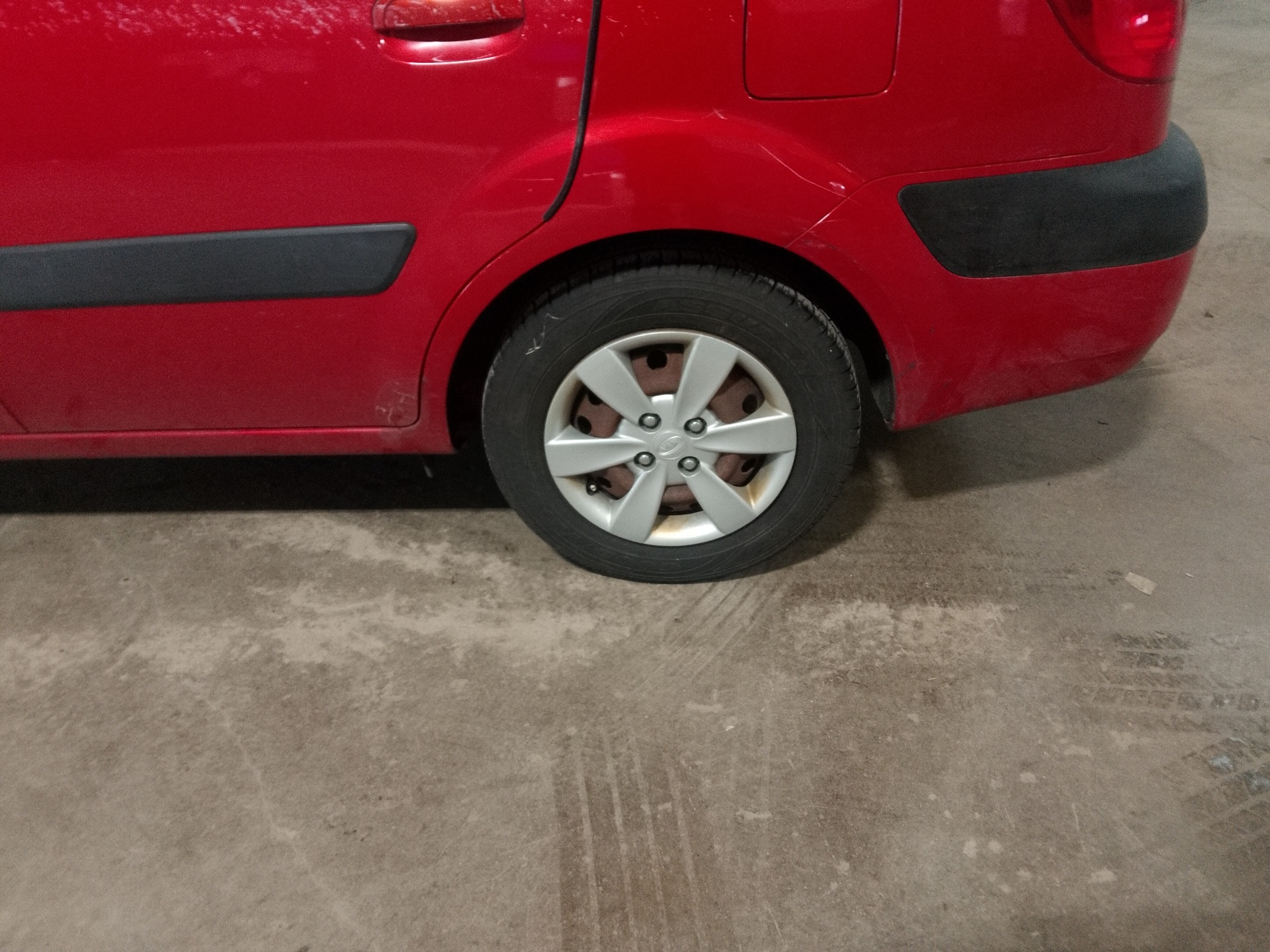 2008 kia rio base with 152254 miles for sale near elk-river, minnesota 106400_13_rear_drv_wheel.jpg