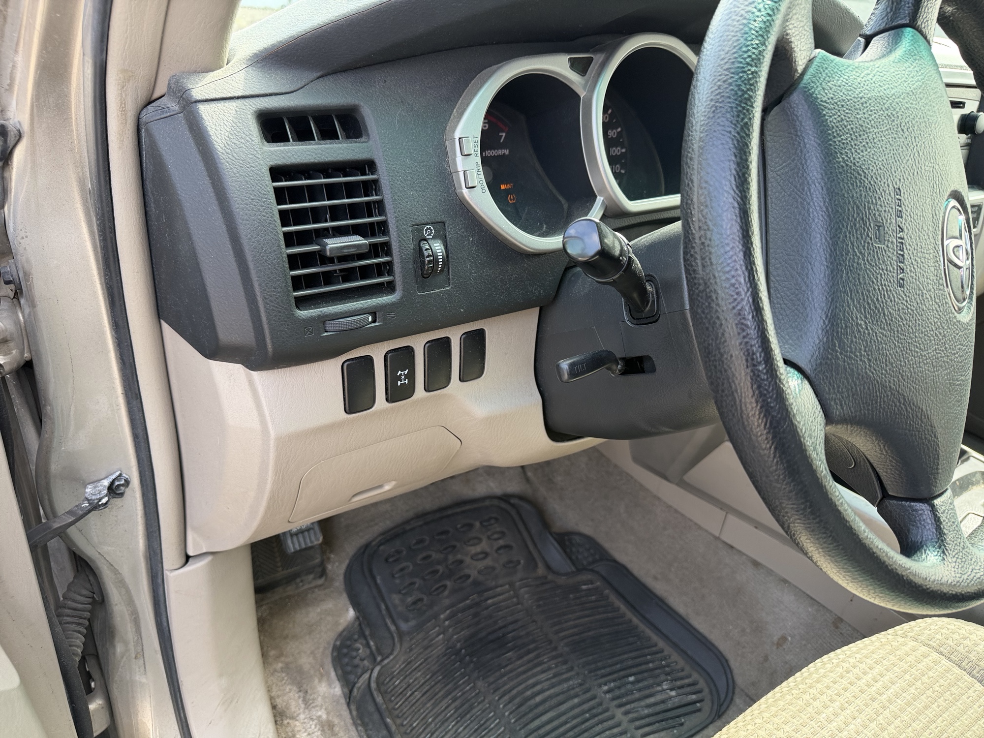 2005 toyota 4runner sport-edition-v6-4wd with 115448 miles for sale near elk-river, minnesota 106402_37_left_of_steering_wheel.jpg