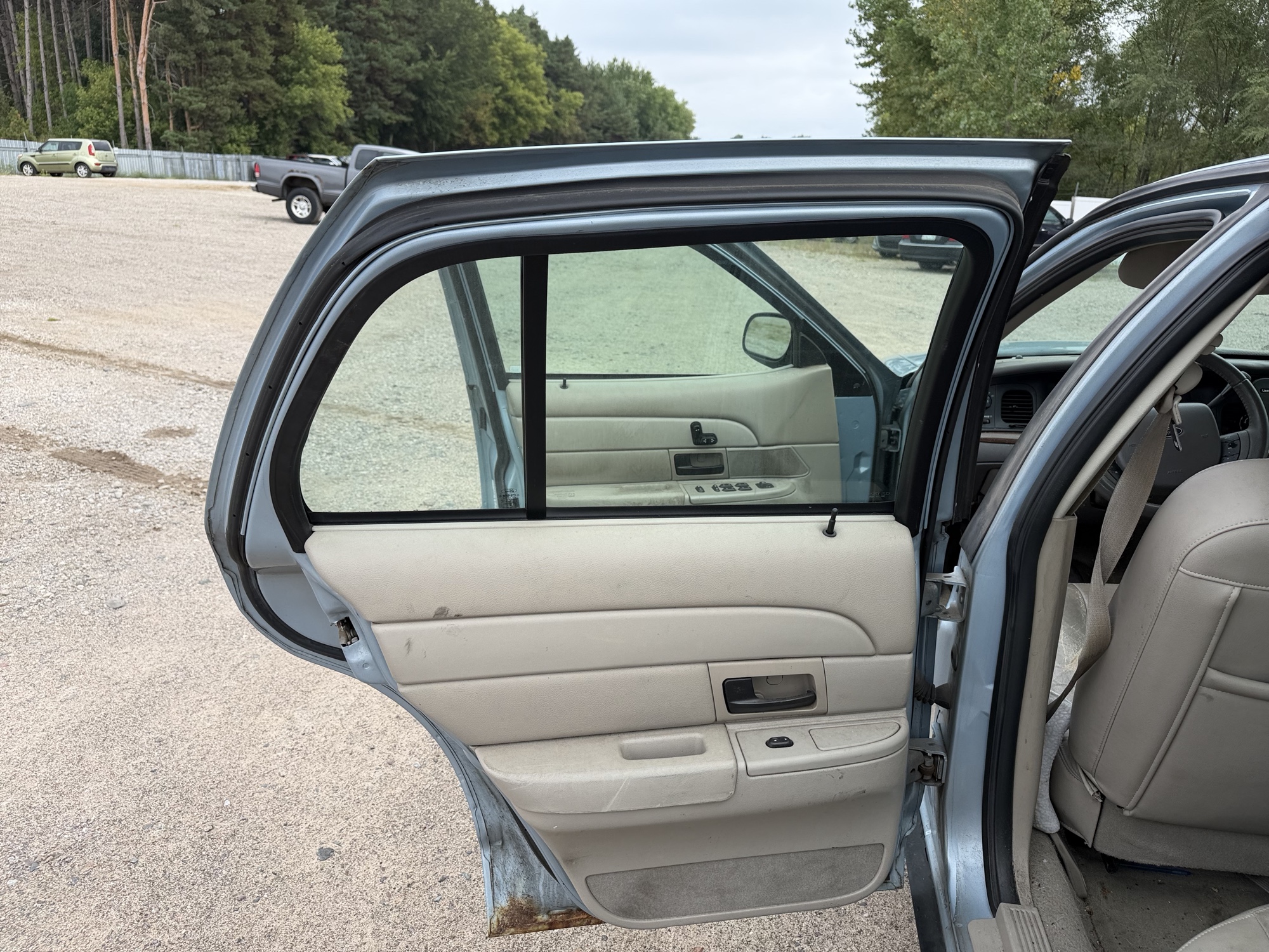 2007 ford crown-victoria lx with 175864 miles for sale near elk-river, minnesota 106403_25_drv_rear_door_panel.jpg