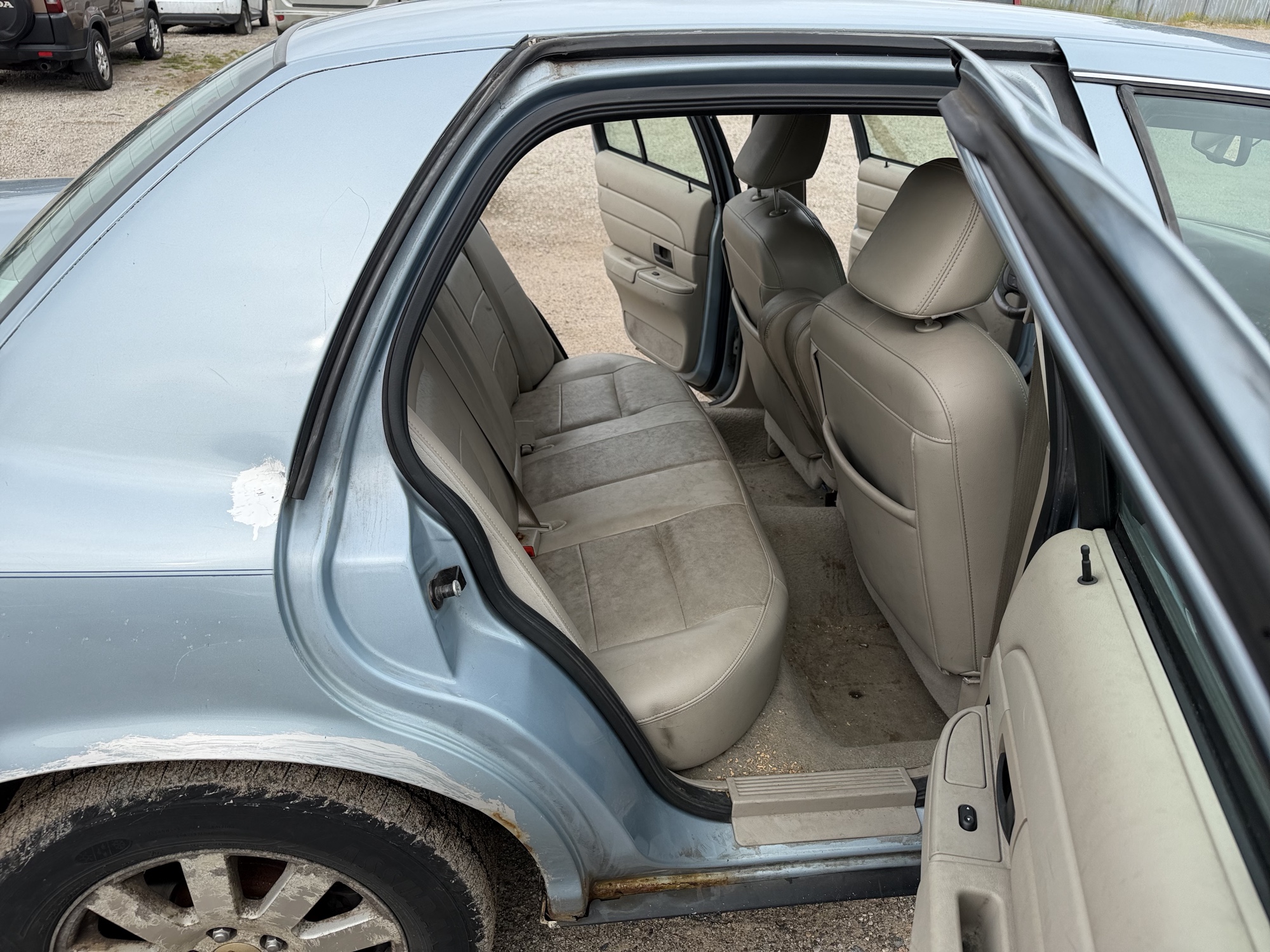 2007 ford crown-victoria lx with 175864 miles for sale near elk-river, minnesota 106403_28_pass_rear_seat.jpg