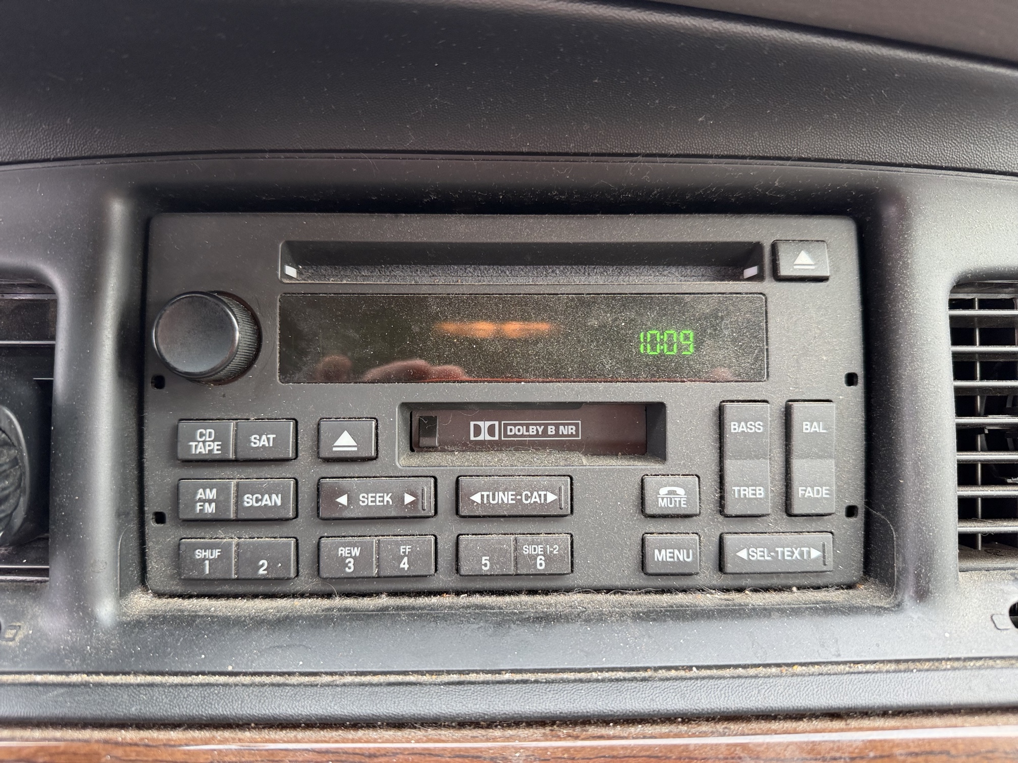 2007 ford crown-victoria lx with 175864 miles for sale near elk-river, minnesota 106403_39_radio_closeup.jpg