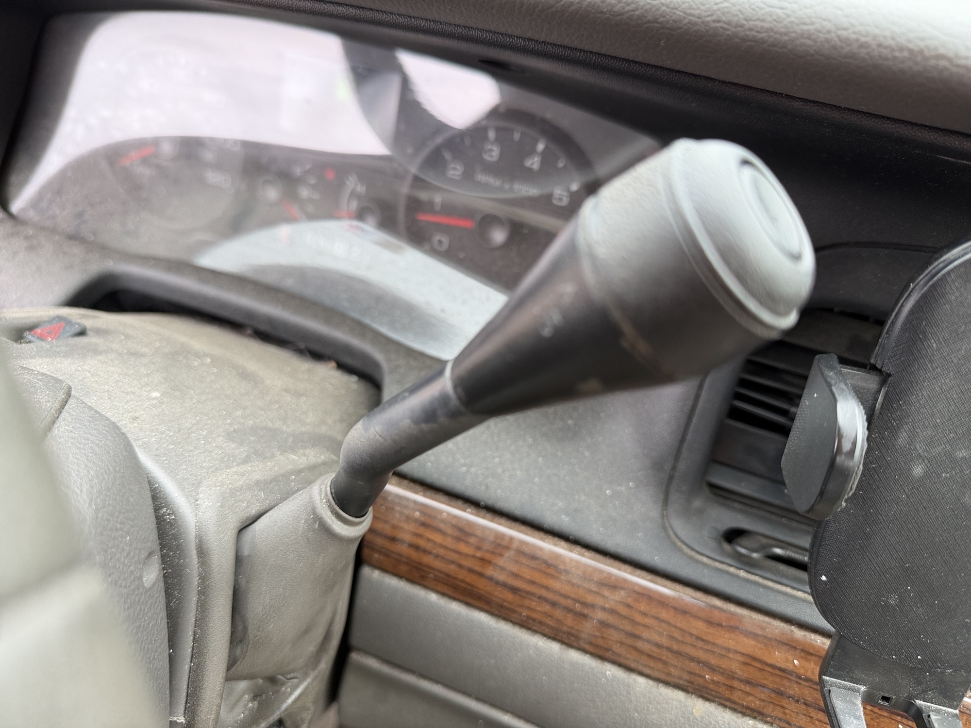 2007 ford crown-victoria lx with 175864 miles for sale near elk-river, minnesota 106403_41_shifter.jpg