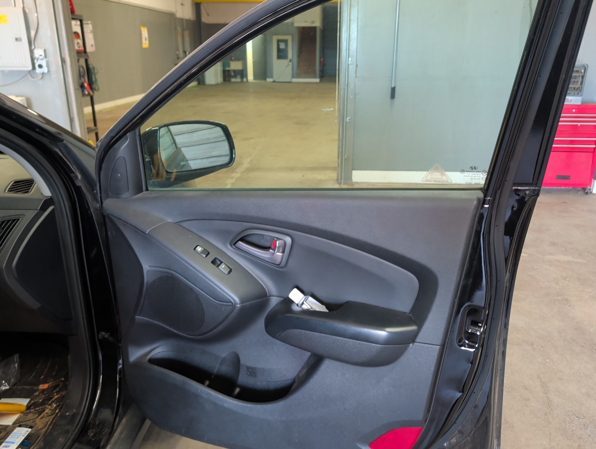 2014 hyundai tucson gls-awd with 194581 miles for sale near elk-river, minnesota 106405_32_passenger_door_panel.jpg