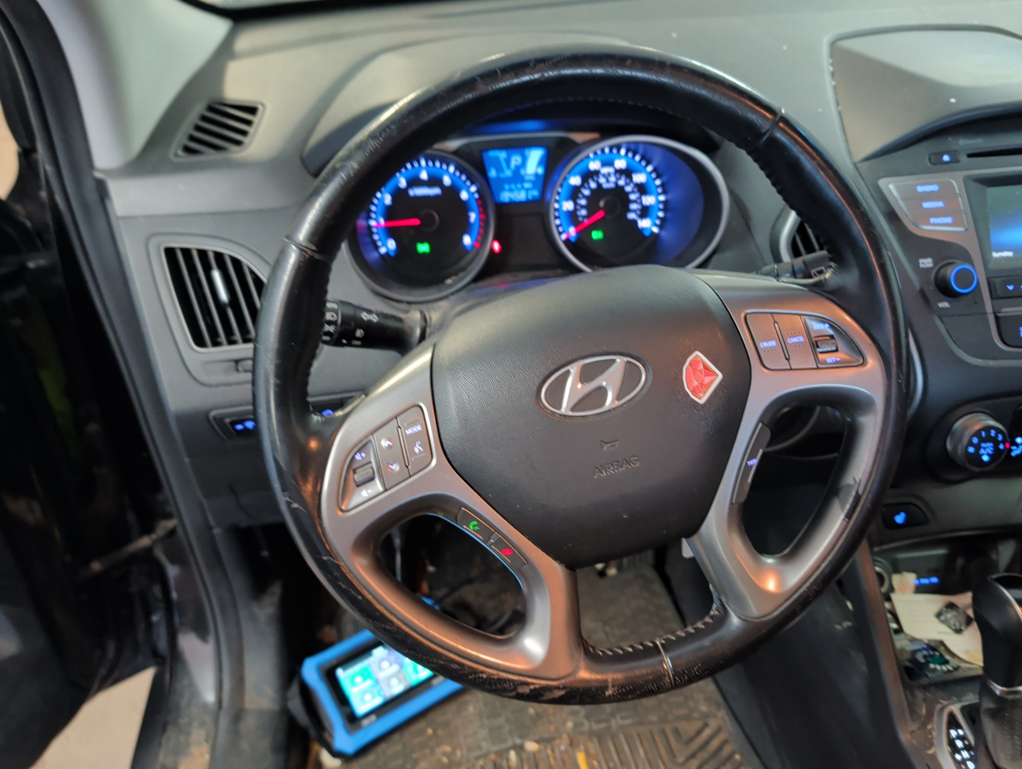 2014 hyundai tucson gls-awd with 194581 miles for sale near elk-river, minnesota 106405_36_steering_wheel.jpg