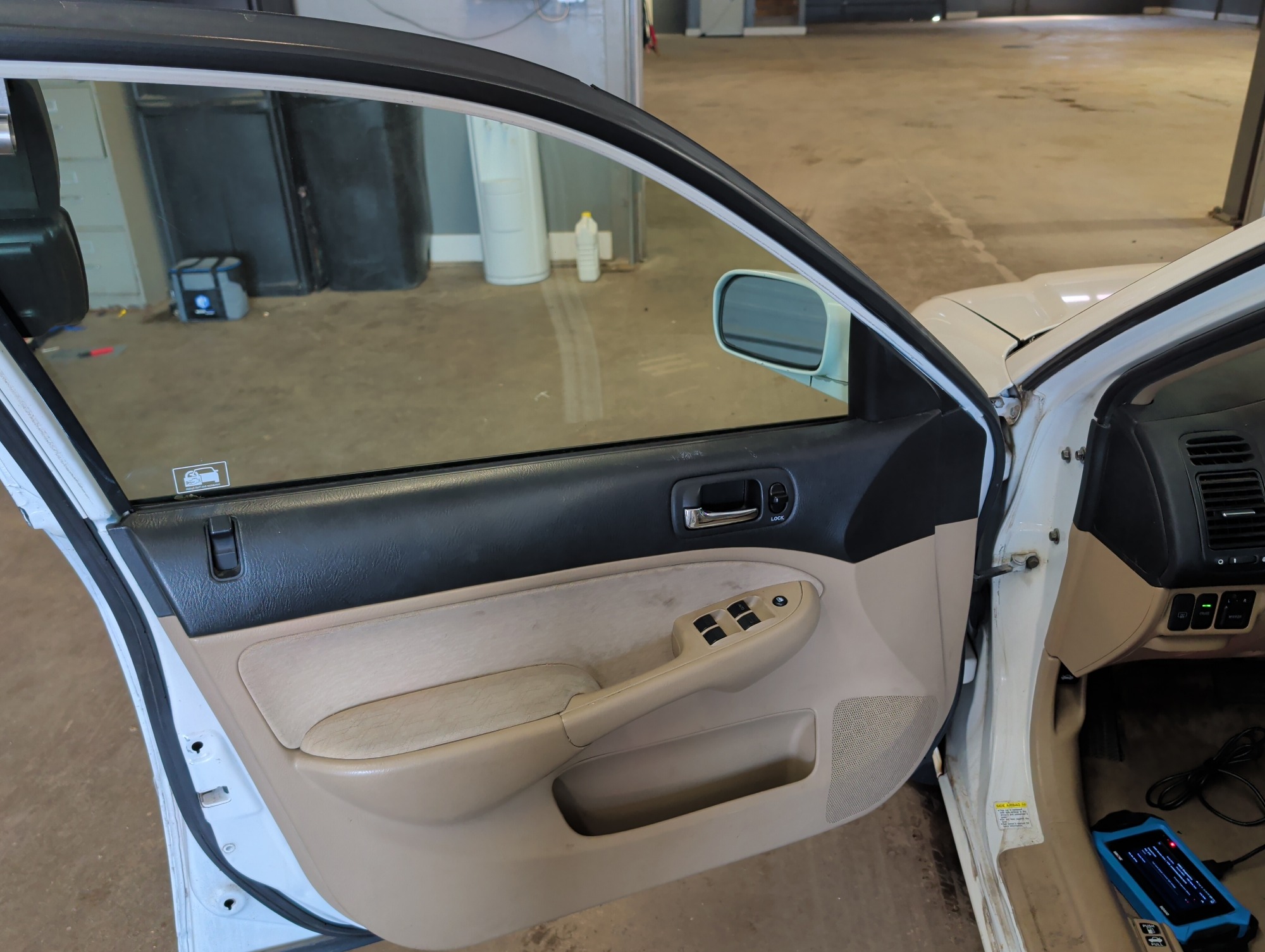 2005 honda civic-hybrid cvt with 161039 miles for sale near elk-river, minnesota 106408_23_driver_door_panel.jpg