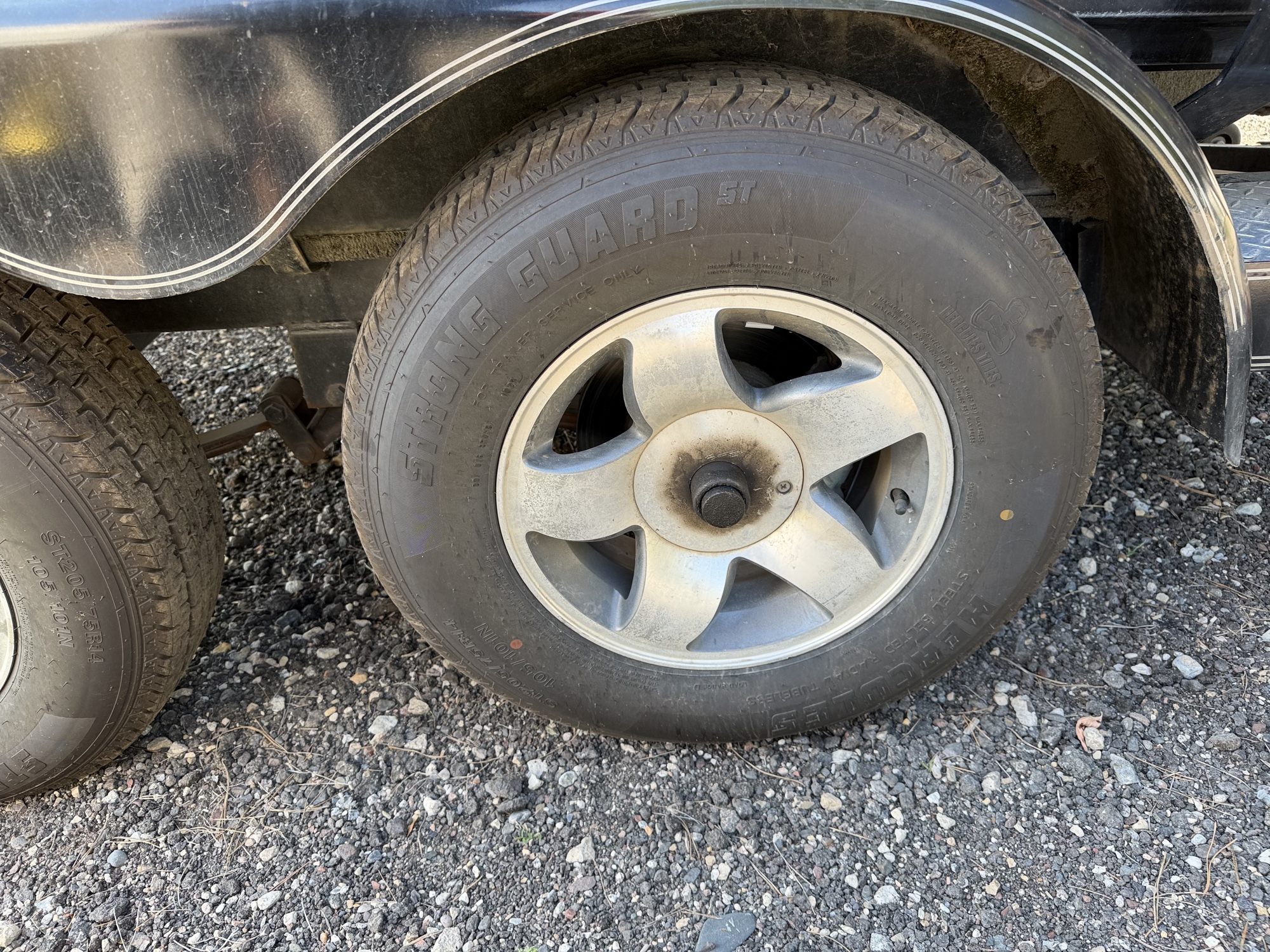 2002 triton 205-dc for sale near elk-river, minnesota 106409_13_rear_drv_wheel.jpg