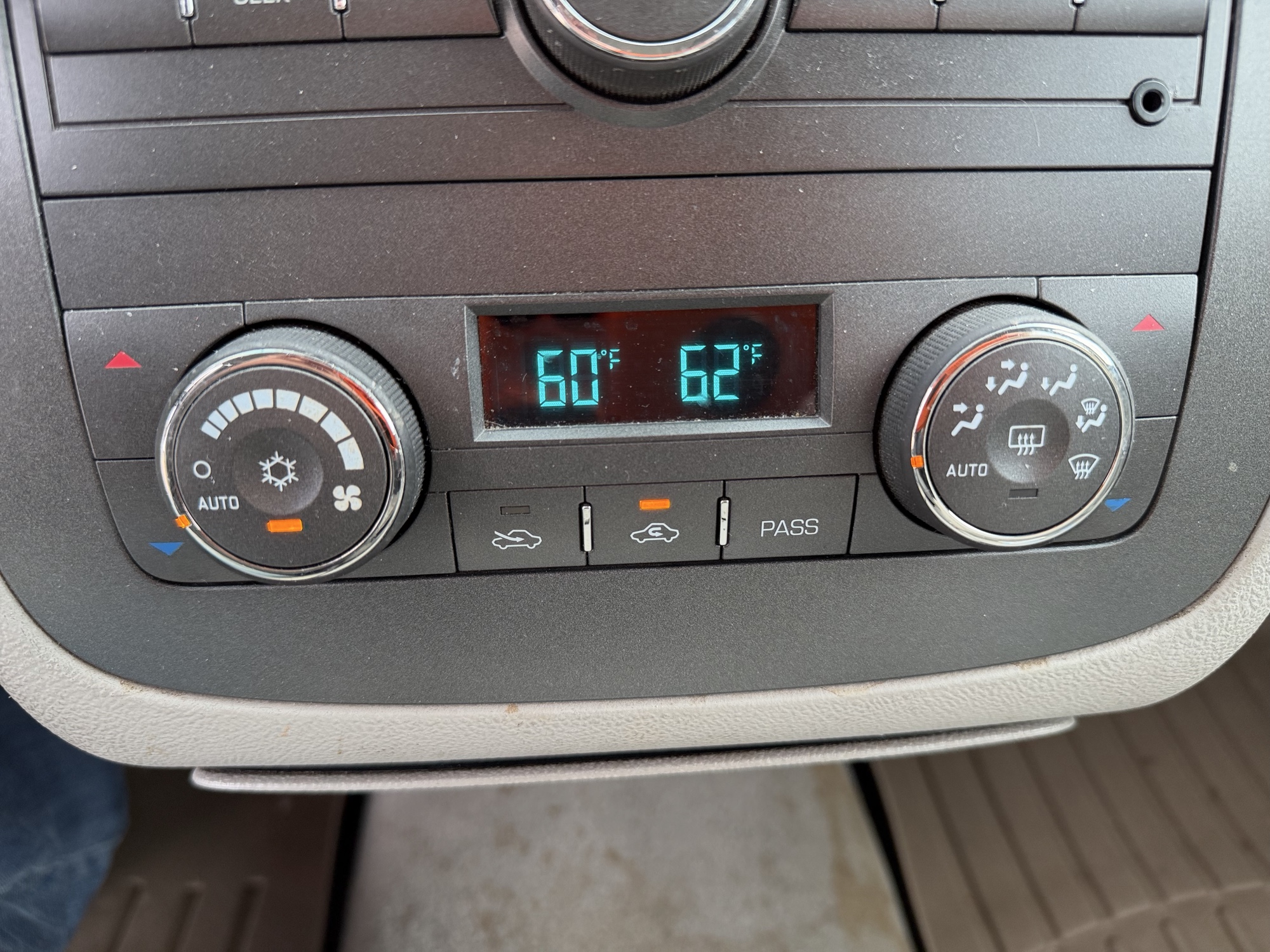2009 buick lucerne cxl1 with 214213 miles for sale near elk-river, minnesota 106412_40_climate_control.jpg