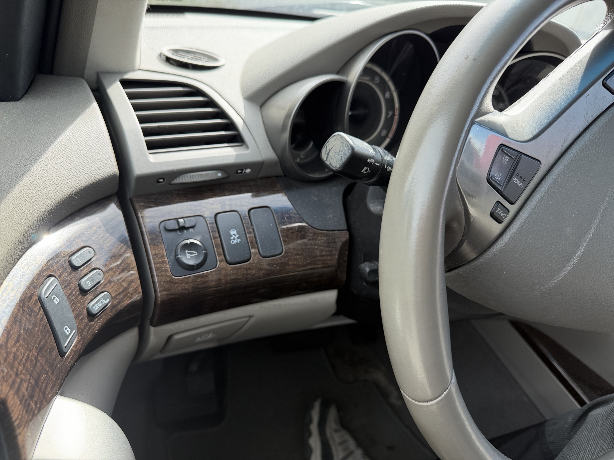 2011 acura mdx 6-spd-at-w-tech-package with 135189 miles for sale near elk-river, minnesota 106414_37_left_of_steering_wheel.jpg