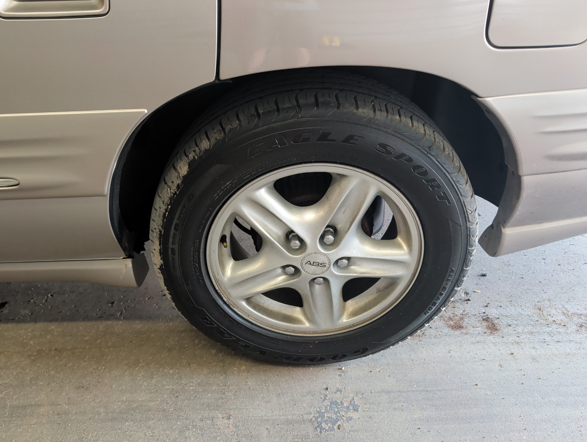 1997 pontiac bonneville se with 97947 miles for sale near elk-river, minnesota 106415_13_rear_drv_wheel.jpg