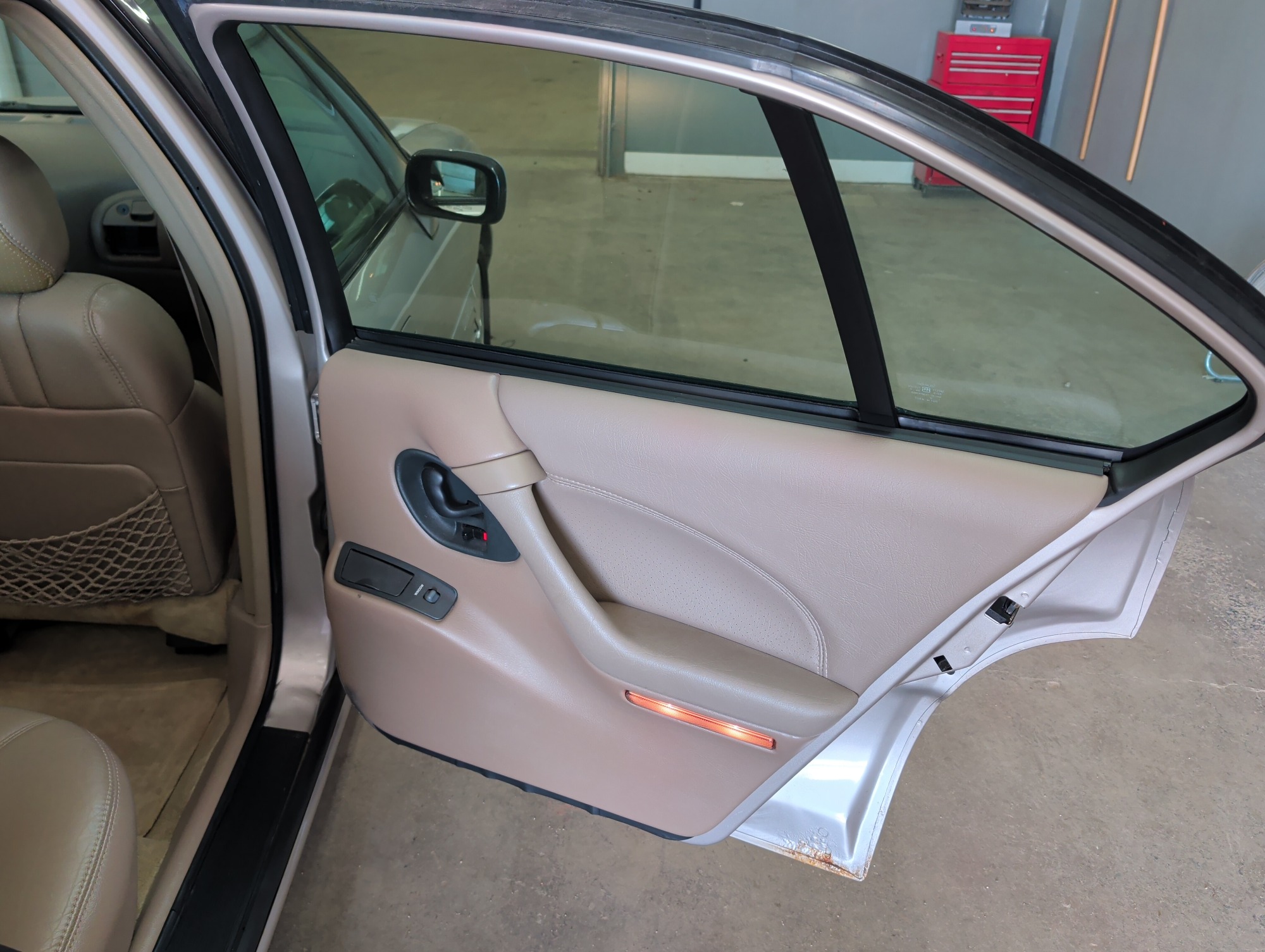 1997 pontiac bonneville se with 97947 miles for sale near elk-river, minnesota 106415_30_pass_rear_door_panel.jpg