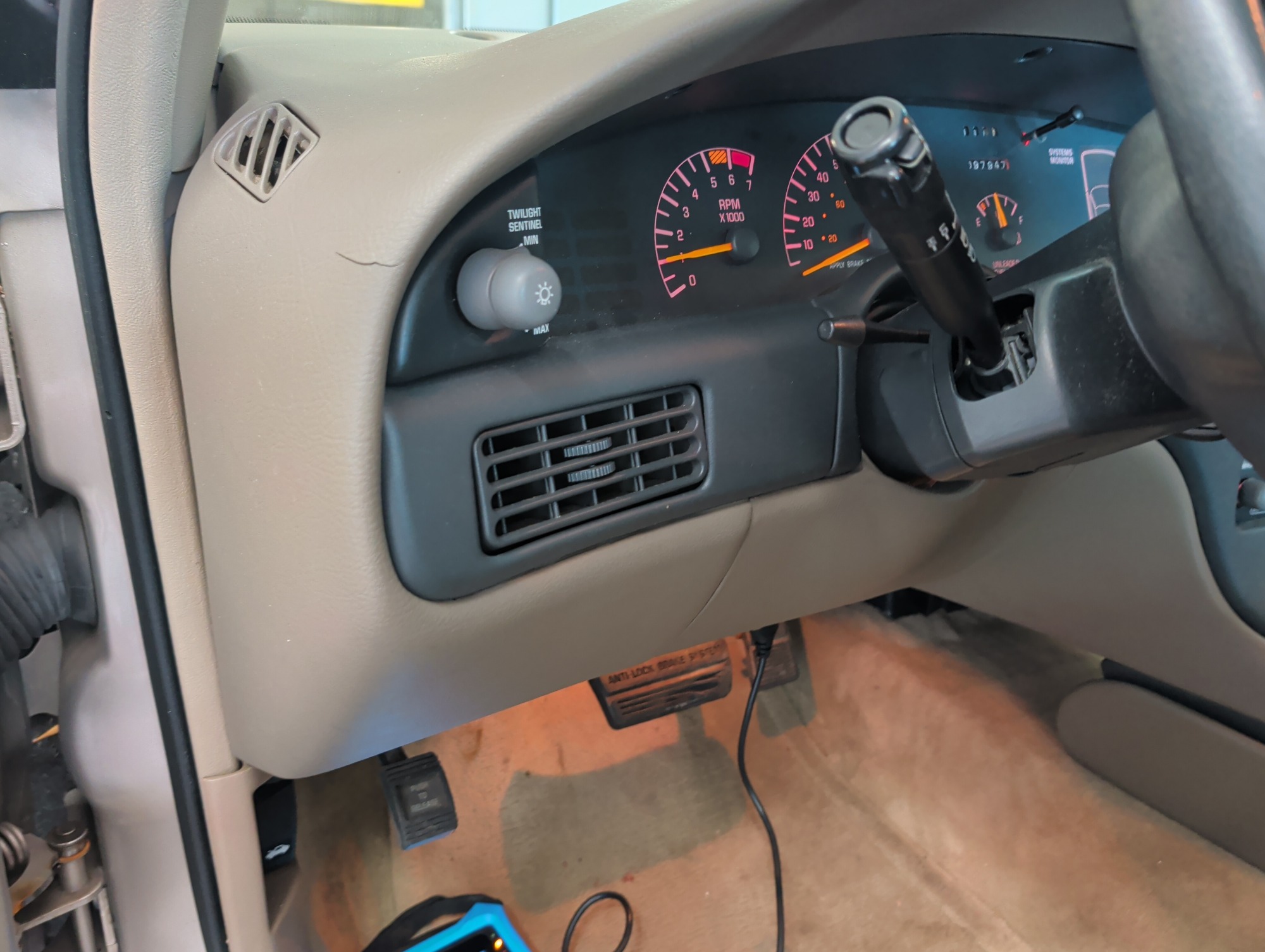 1997 pontiac bonneville se with 97947 miles for sale near elk-river, minnesota 106415_37_left_of_steering_wheel.jpg