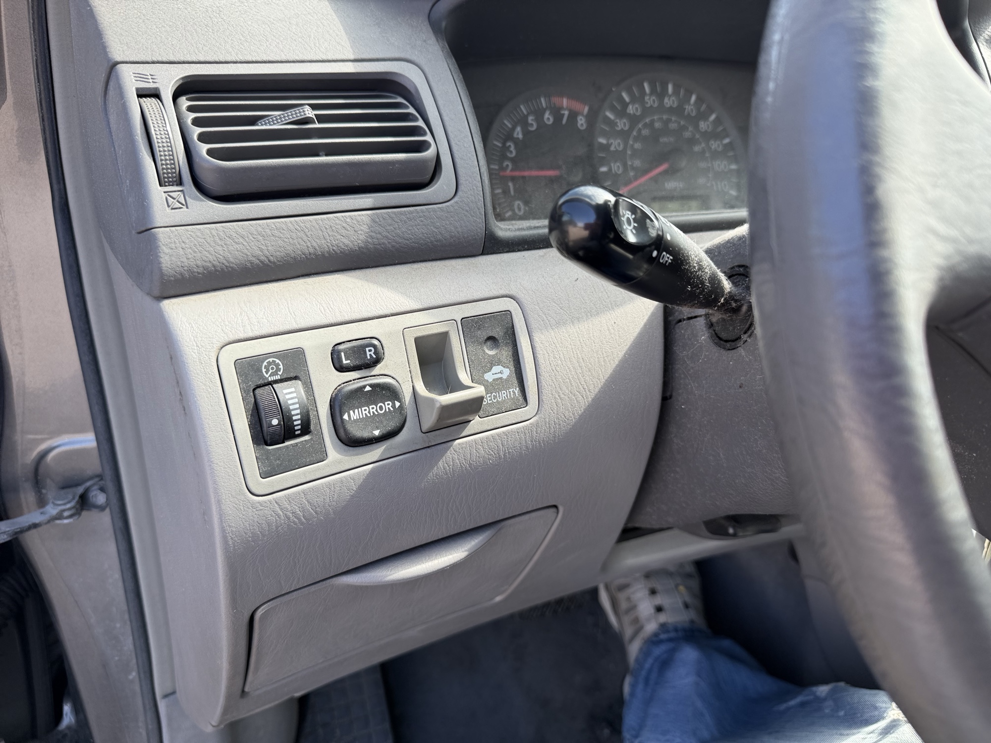 2007 toyota corolla ce with 165644 miles for sale near elk-river, minnesota 106417_37_left_of_steering_wheel.jpg